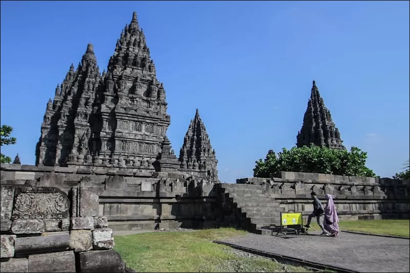 Wisatawan jalan-jalan di kawasan Candi Prambanan. (Elang Kharisma Dewangga/Radar Jogja)