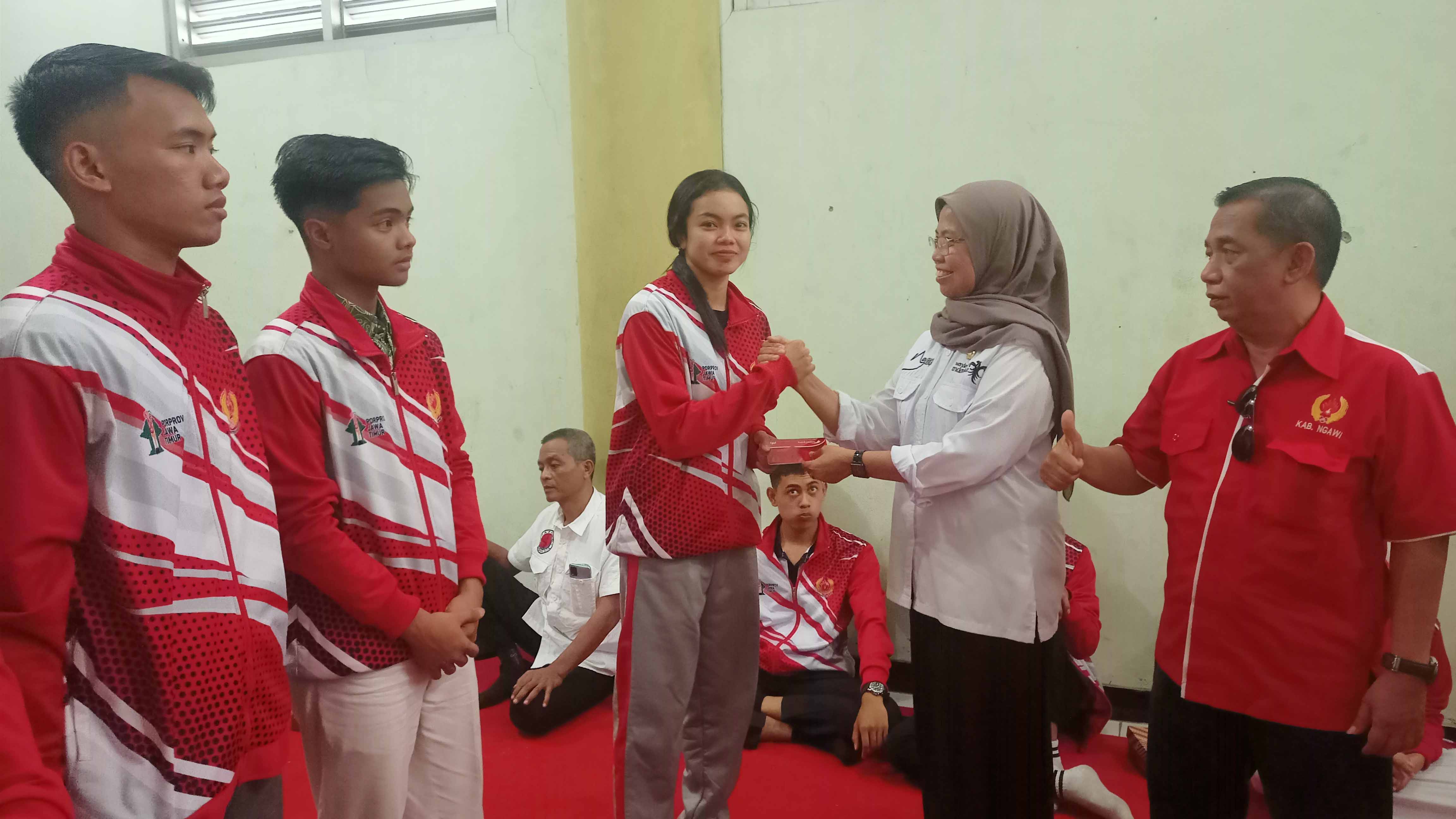 APRESIASI: Pemkab Ngawi memberi buku rekening ke atlet yang berprestasi, beberapa waktu lalu.&nbsp;(ASEP SYAEFUL BACHRI/RADAR NGAWI)