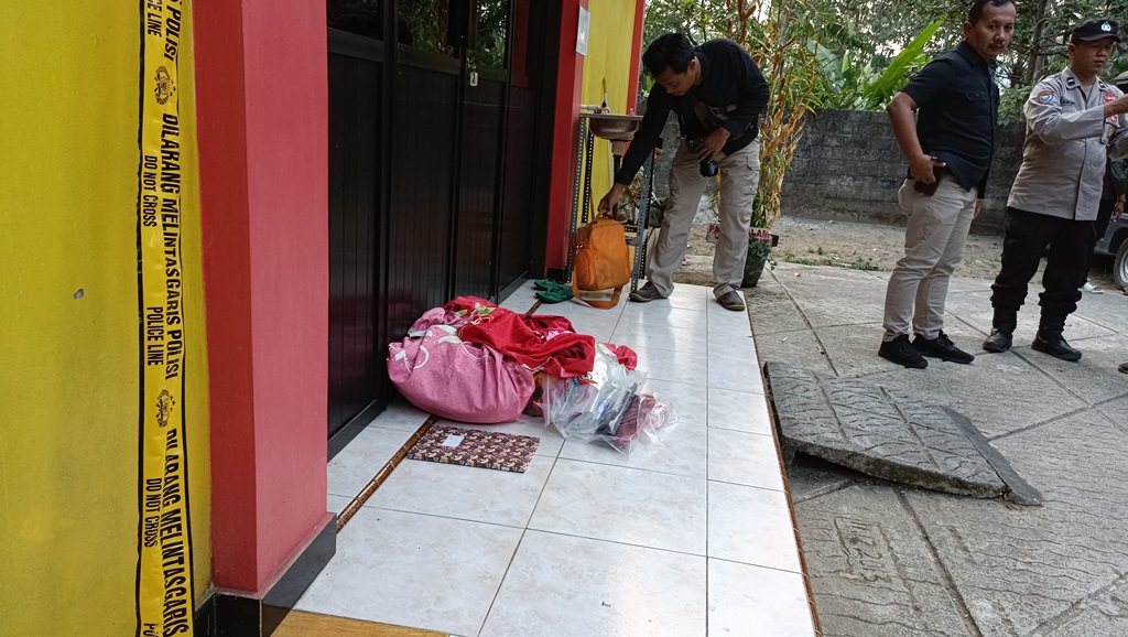 BURU PELAKU: Satreskrim Polres Ponorogo menggelar olah TKP dan mengamankan barang bukti pasca kejadian perampokan dan pembacokan di Hotel Harmoni Senin (2/11).