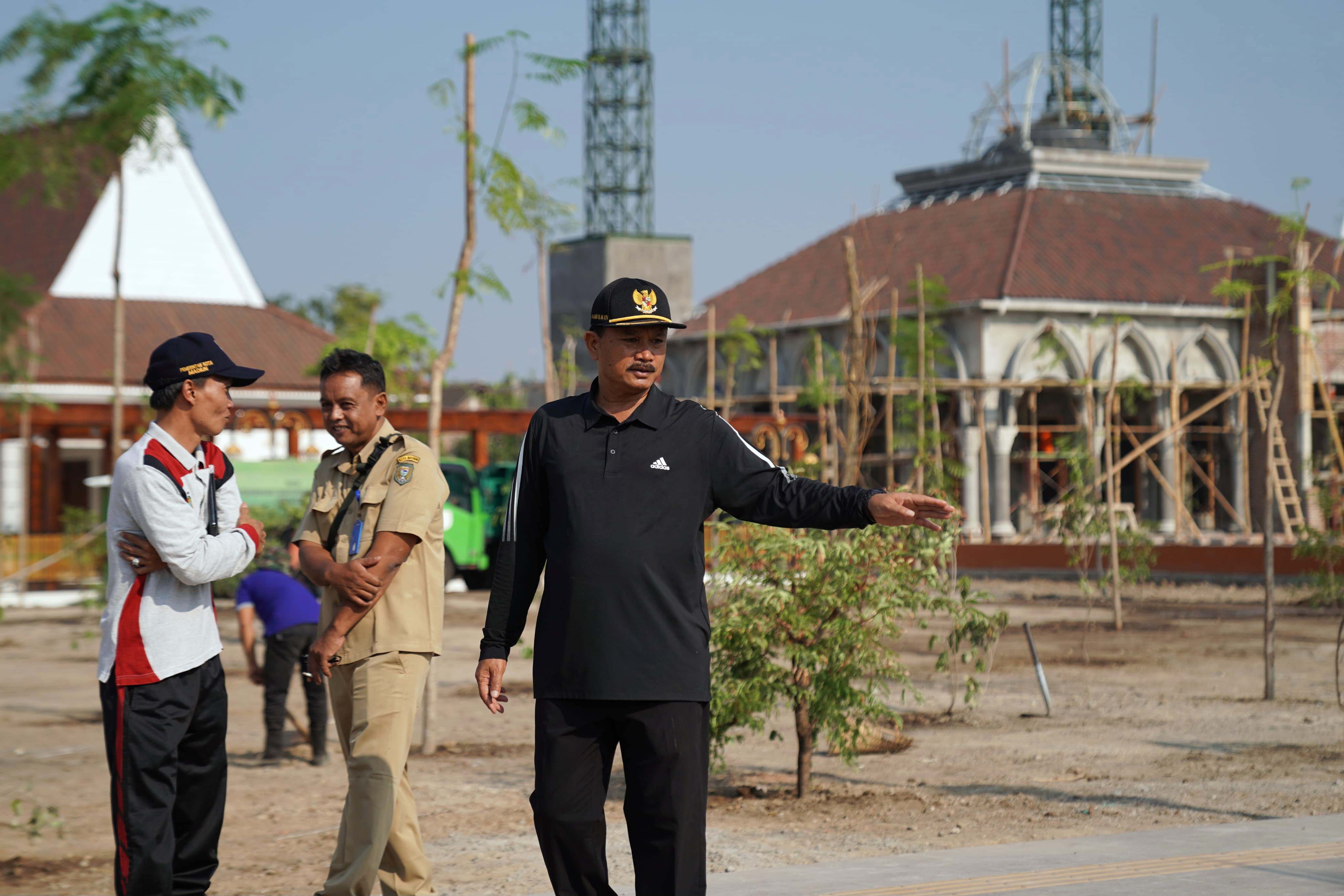 PELESTARIAN LINGKUNGAN: Wali Kota Madiun Maidi meninjau penghijauan kawasan Pondok Lansia.&nbsp;(DISKOMINFO UNTUK JAWA POS RADAR MADIUN)