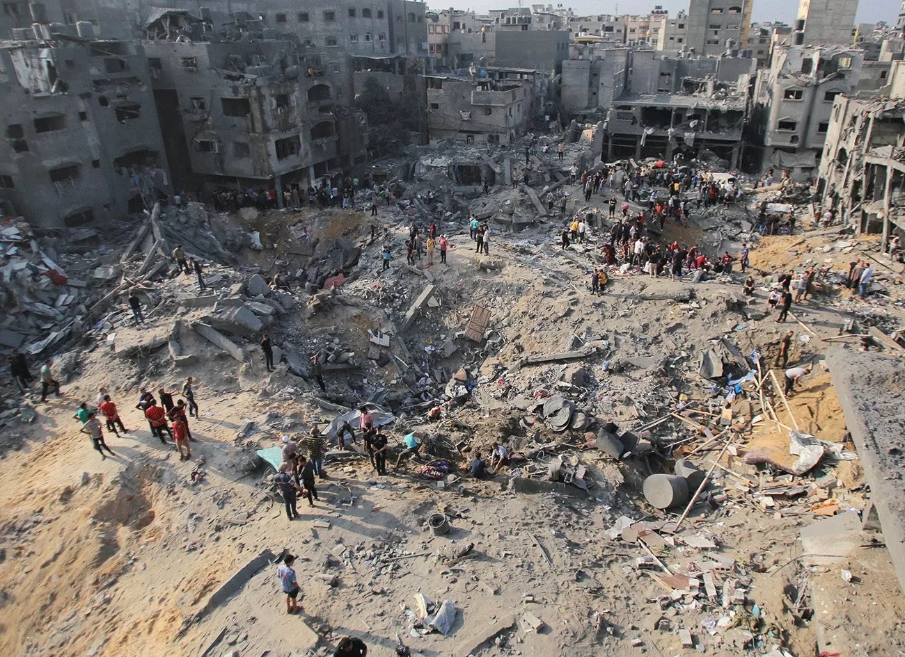 PORAK-PORANDA: Warga memeriksa lokasi pasca serangan enam bom Israel di kamp pengungsian Jabalia di Jalur Gaza, Palestina, Rabu (1/11). (AFP)