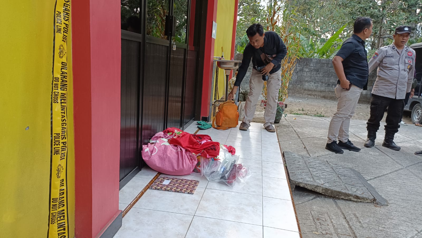 DALAM PENYELIDIKAN: Polisi memasang police line di Hotel Harmoni, Ngebel, Ponorogo, yang menjadi TKP perampokan dan pembacokan, Kamis (2/11). (SUGENG DWI/RADAR PONOROGO)