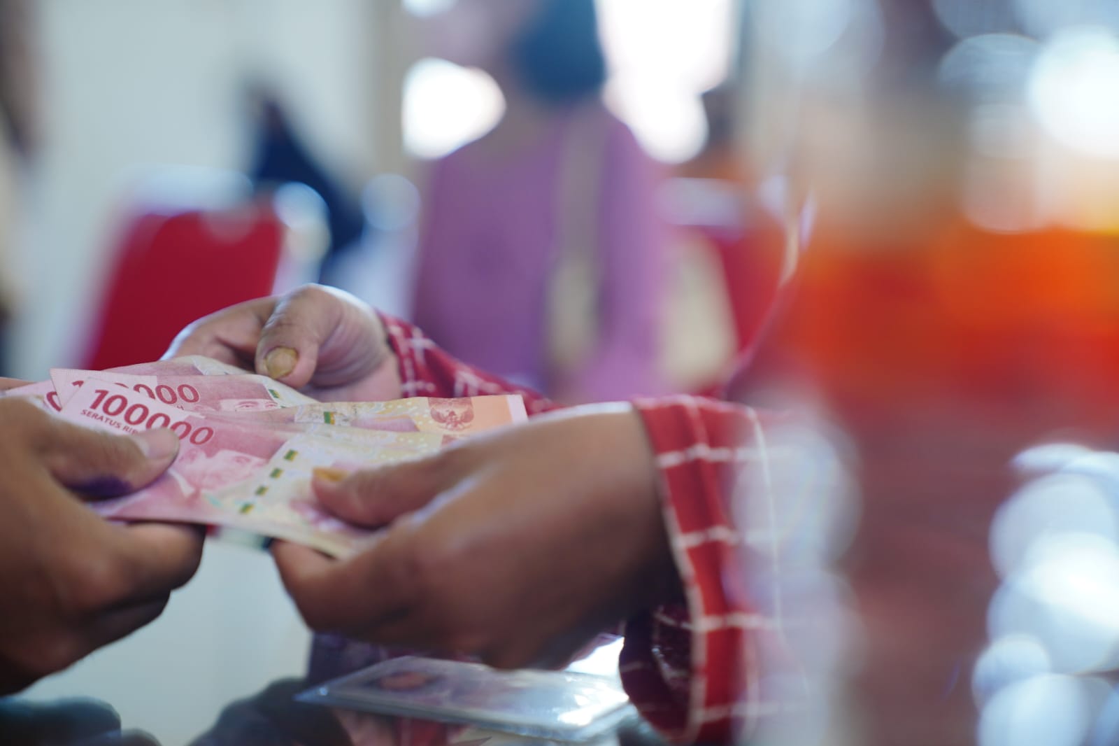 BANSOS: Penyaluran BLTD menjadi bagian dari solusi Pemkot Madiun untuk mereduksi angka kemiskinan.&nbsp;(BAGAS BIMANTARA/RADAR MADIUN)