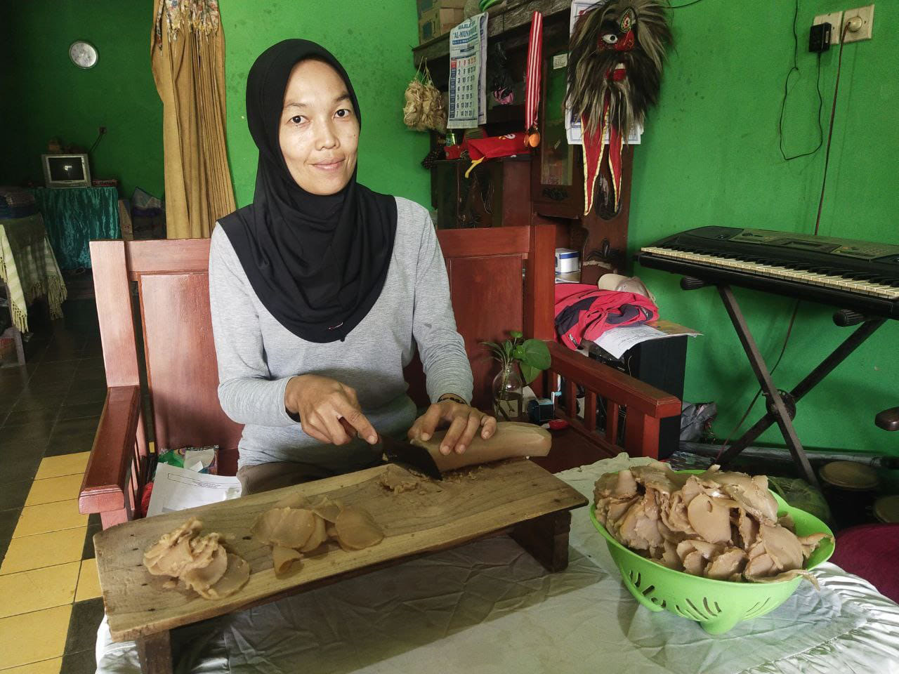 KREATIF: Yulia sibuk menjalani aktivitas produksi kerupuk daun kelor di rumahnya. (ABRIYANTO/RADAR MADIUN)