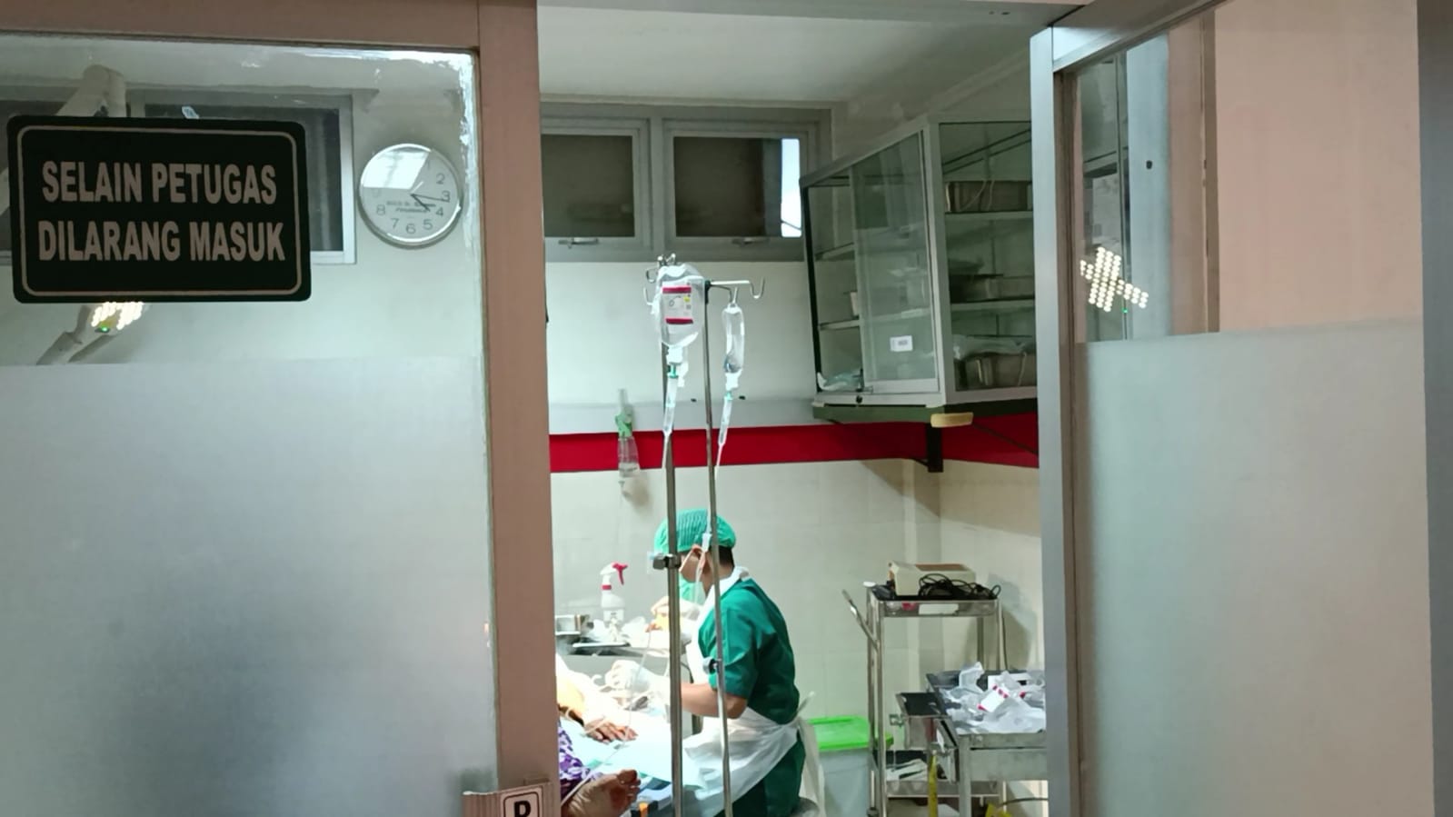 INTENSIF: Kasmirah, Pemilik Hotel Harmoni, Desa Gondowido, Ngebel, Ponorogo dirawat di RSUD dr. Harjono pasca perampokan dan pembacokan yang menimpanya Kamis (2/11).