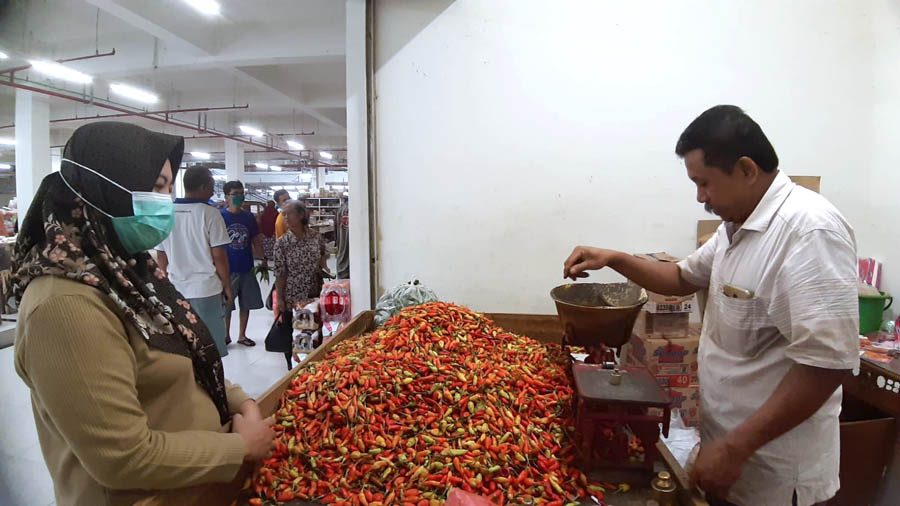 KELEWAT MAHAL: Berbagai jenis cabai di Pasar Besar Ngawi naik harga dalam beberapa pekan terakhir. &nbsp;(ASEP SYAEFUL BACHRI/JAWA POS RADAR NGAWI)