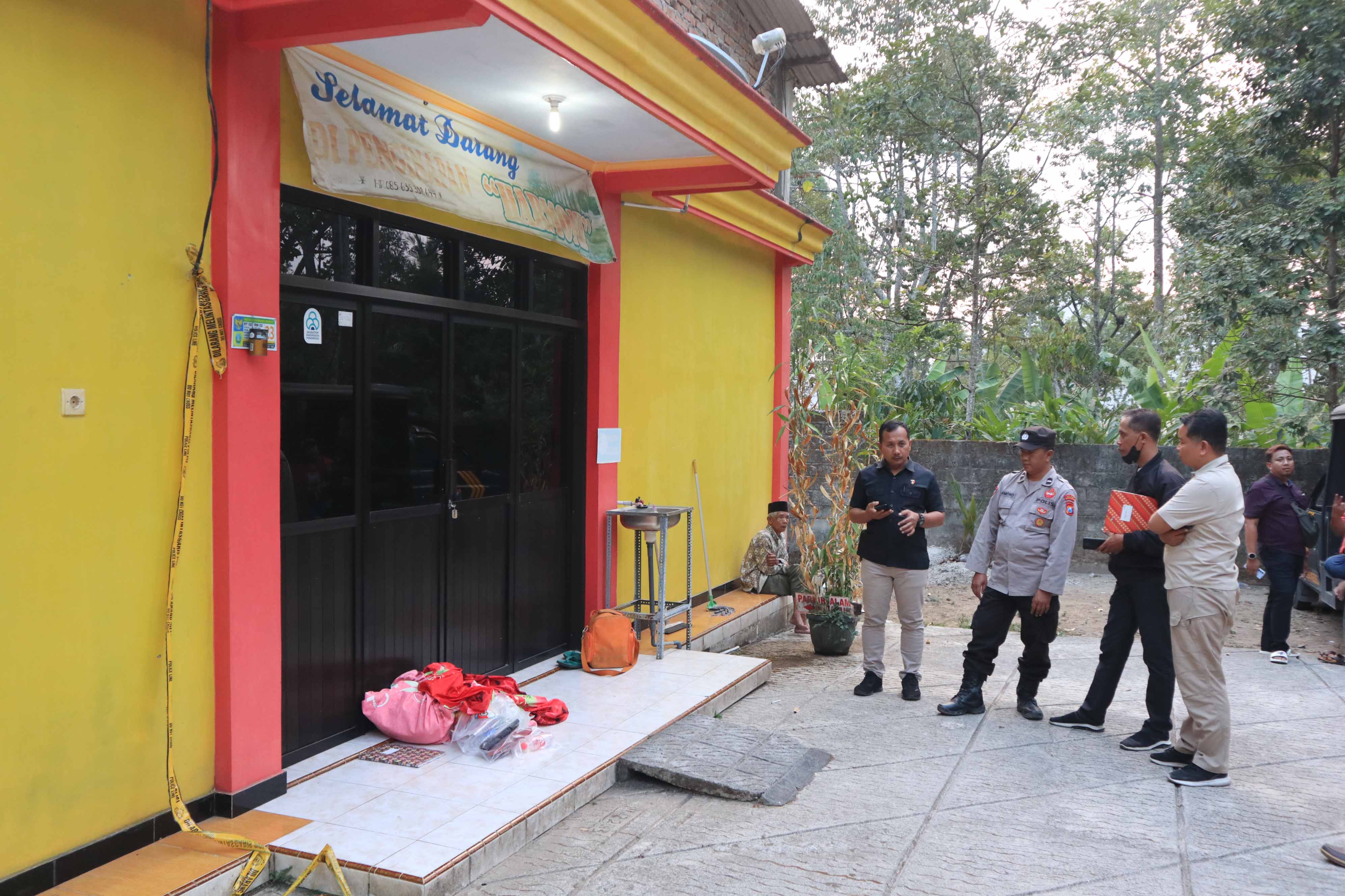 DROP: Kondisi Kasmirah, pemilik Hotel Harmoni, Desa Gondowido, Ngebel sekaligus korban perampokan berdarah dirujuk ke RSUD dr. Moewardi Solo kemarin (3/11).&nbsp;(SUGENG DWI N./JAWA POS RADAR PONOROGO)