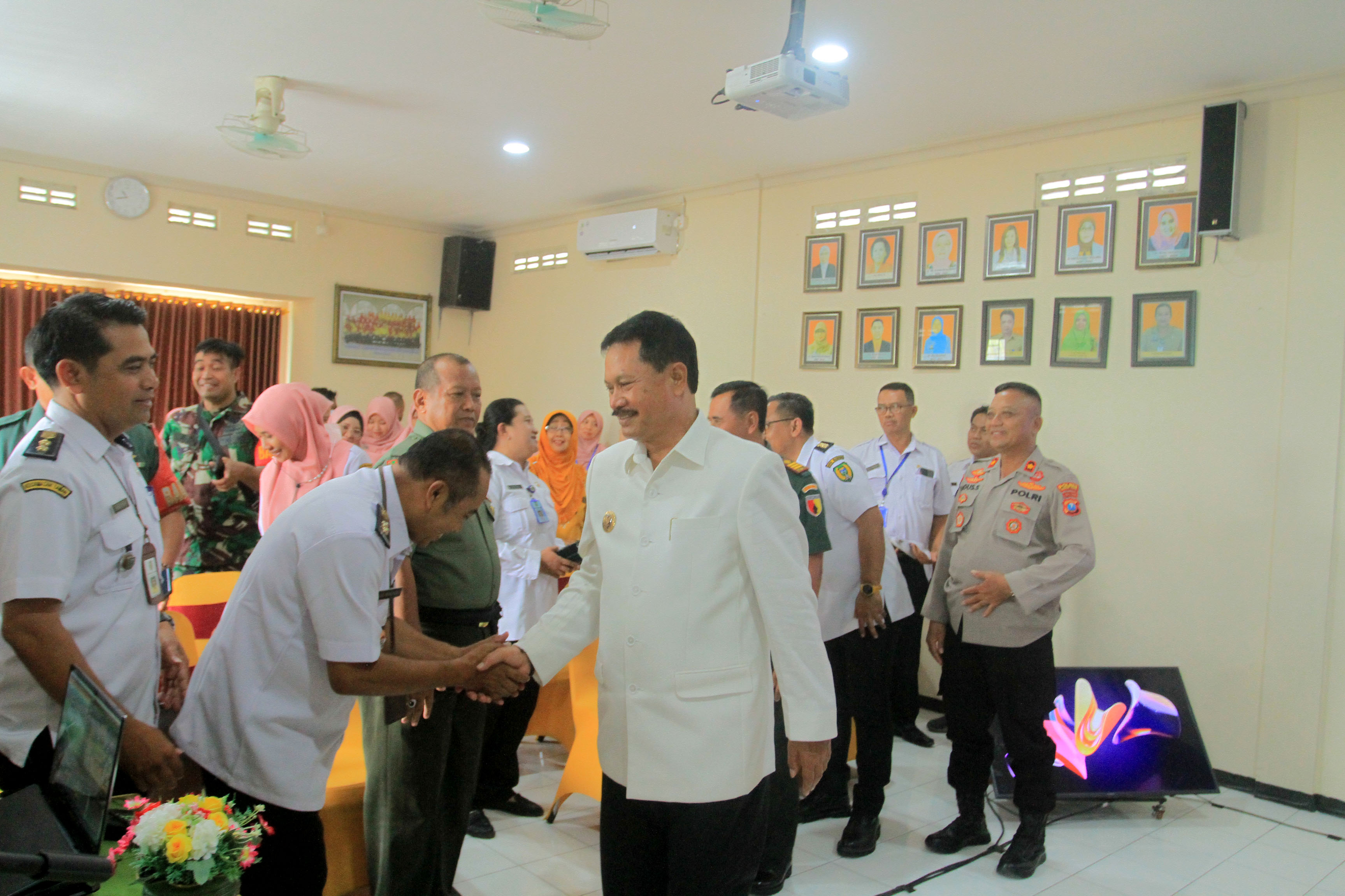 MUTU: Wali Kota Madiun Maidi ketika memberikan pengarahan menjalang reakreditasi puskesmas. (BAGAS BIMANTARA/RADAR MADIUN)