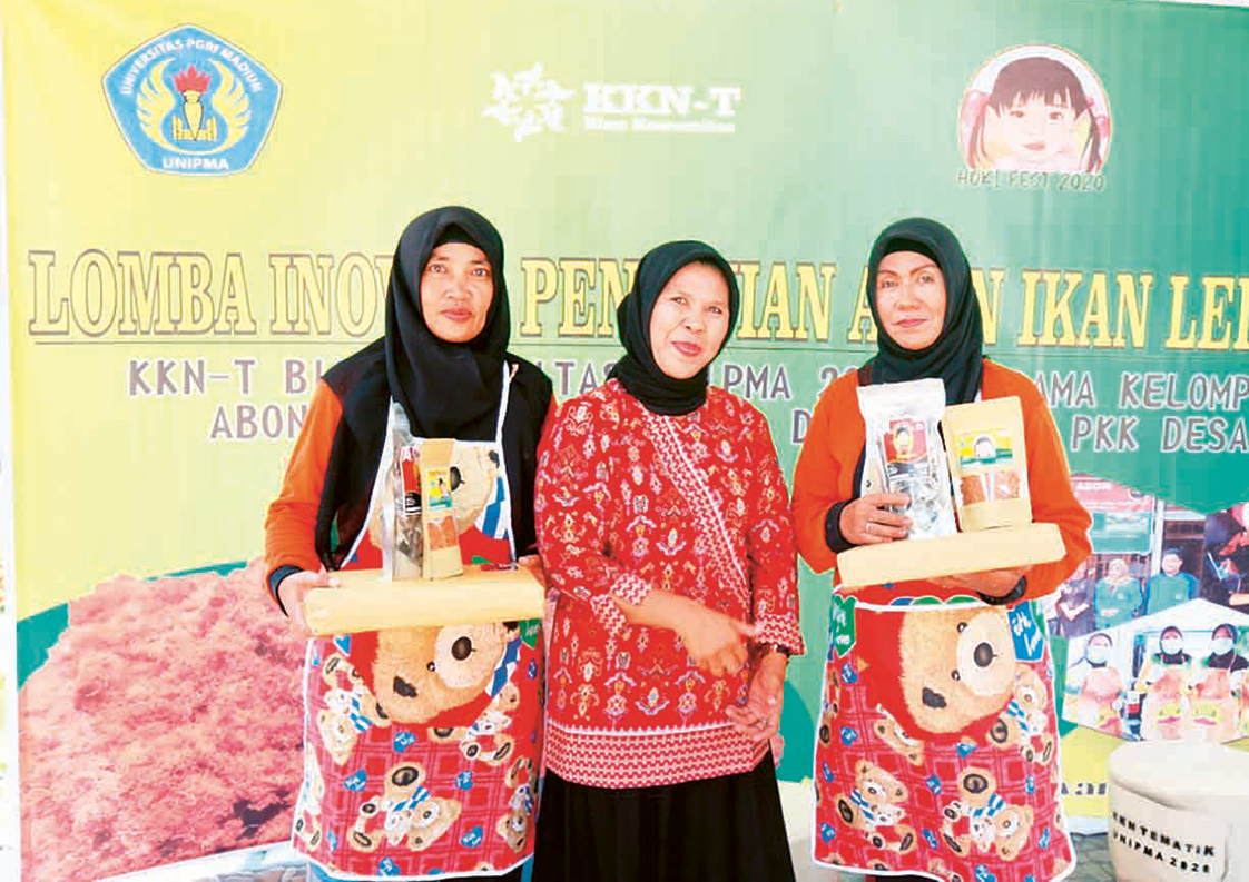 KREASI: Tatik Suhartinah mempromosikan produk serba lele di kegiatan perlombaan beberapa waktu lalu.&nbsp;(TATIK SUHARTINAH UNTUK RADAR MADIUN)&nbsp;