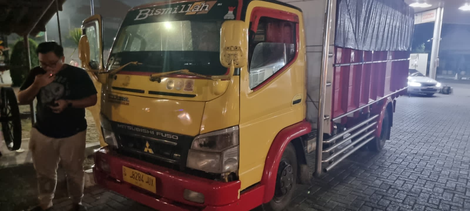 TERTANGKAP BASAH: Truk yang diduga memuat BBM subsidi dari SPBU Sidoarjo diamankan polisi dan Pertamina.