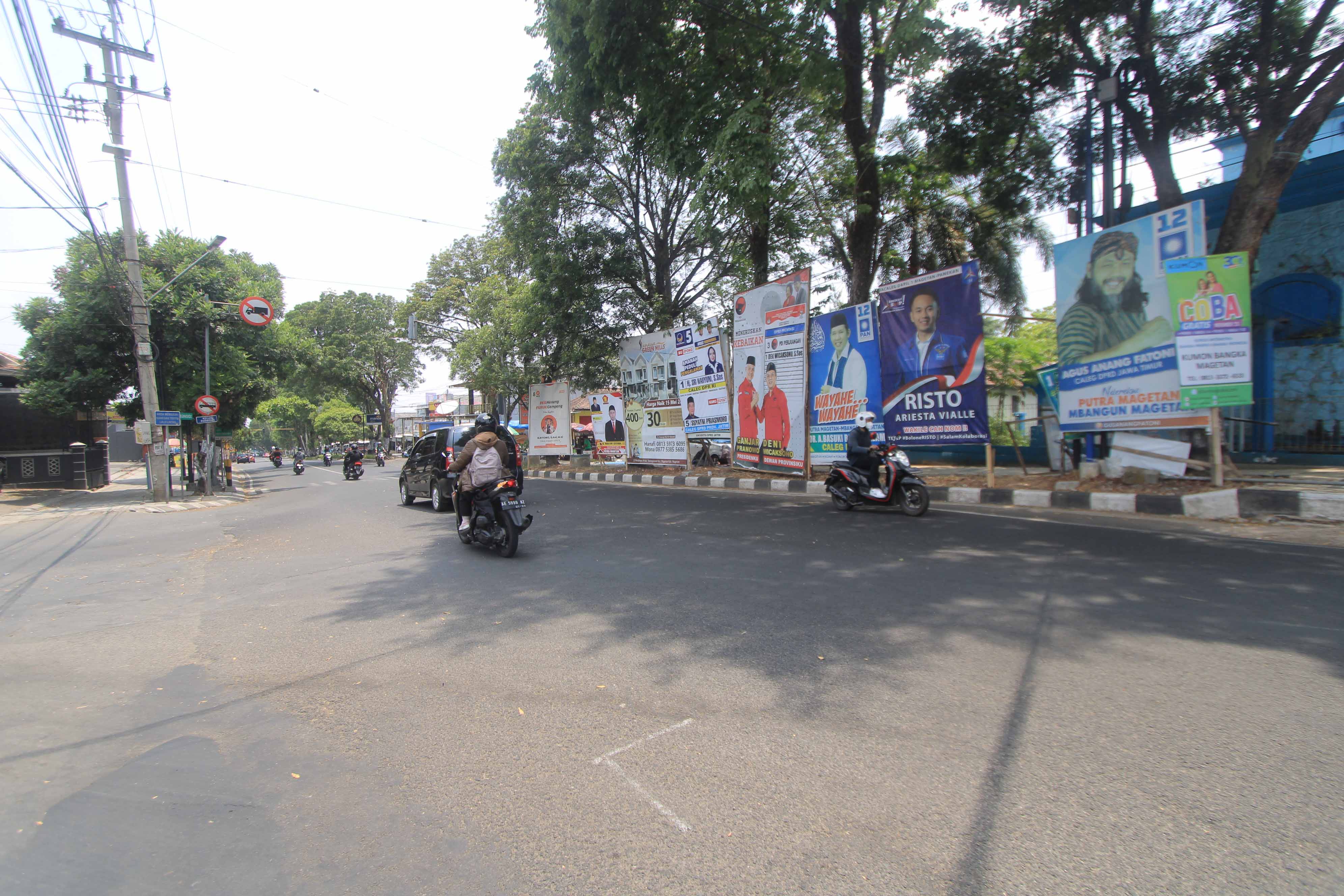 SARAT NUANSA POLITIK: Kondisi terkini kawasan&nbsp;lampu merah di Kelurahan Selosari, Magetan.&nbsp;(AJI PUTRA/JAWA POS RADAR MAGETAN)