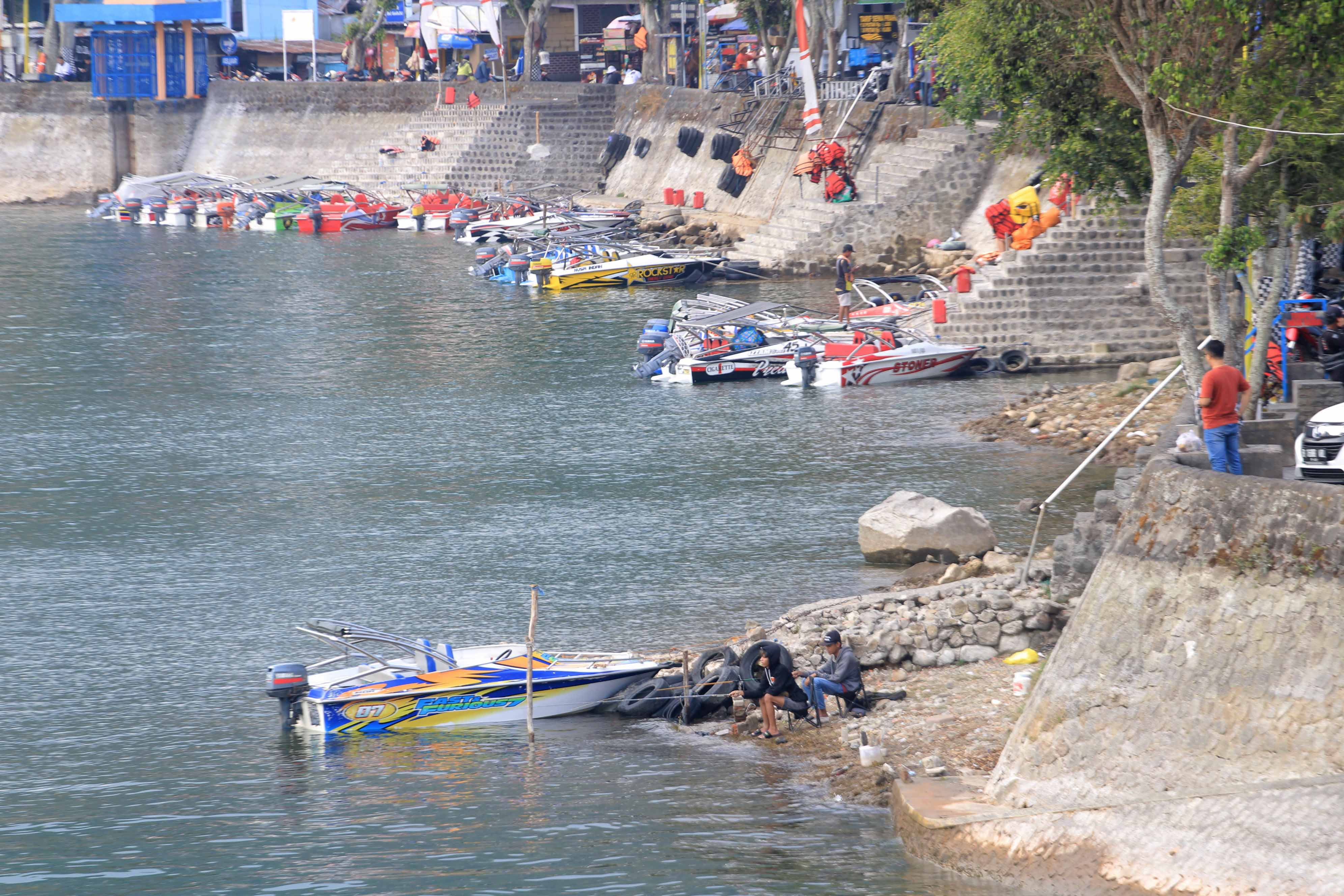 HOBI:&nbsp;Sejumlah warga memancing ikan di Telaga Sarangan, Plaosan, beberapa hari lalu.&nbsp;(AJI PUTRA/JAWA POS RADAR MAGETAN)