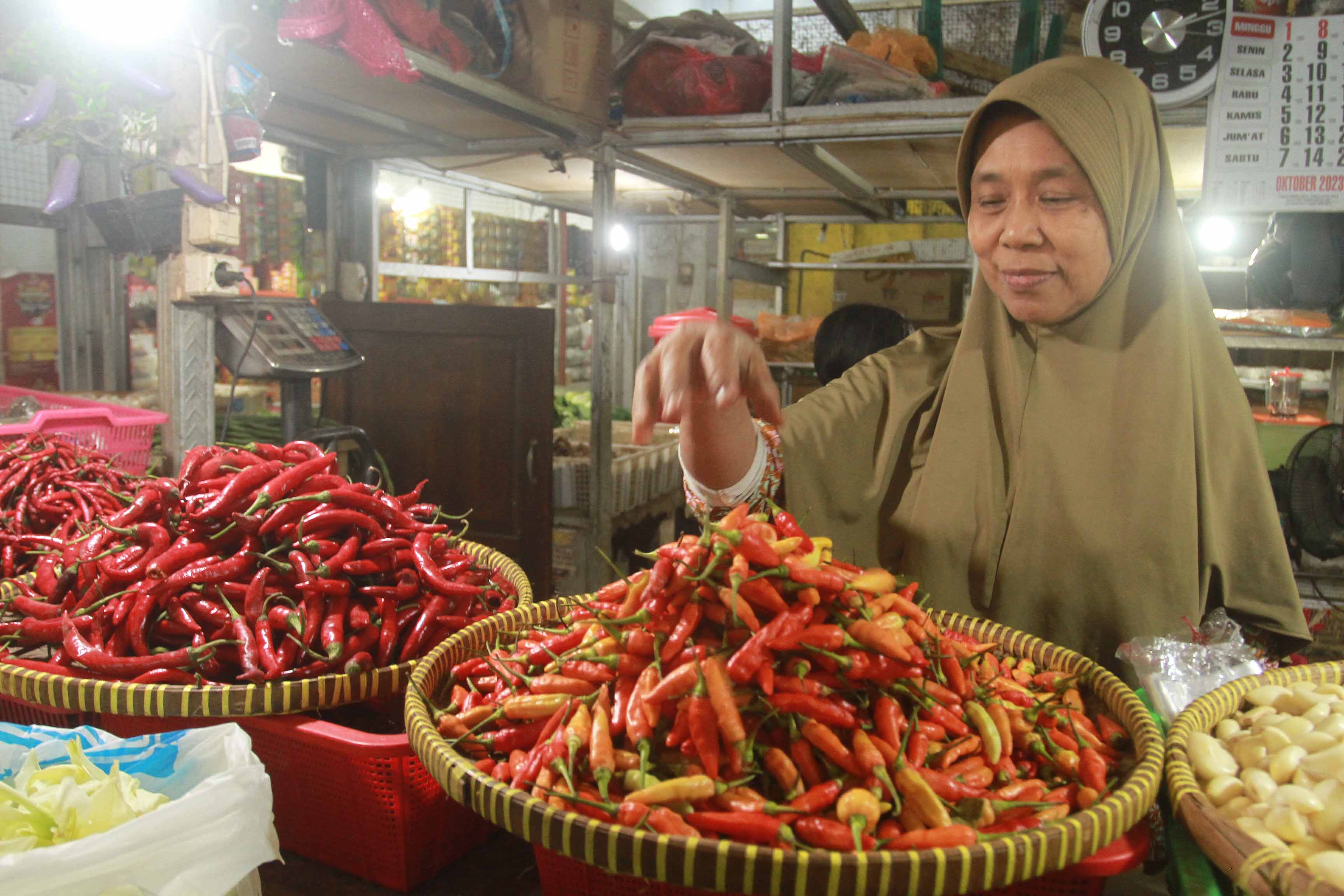 PEDAS: Cabai rawit menjadi komoditas pemicu inflasi terbesar di Kota Madiun sepanjang Oktober.&nbsp;(BAGAS BIMANTARA/JAWA POS RADAR MADIUN)