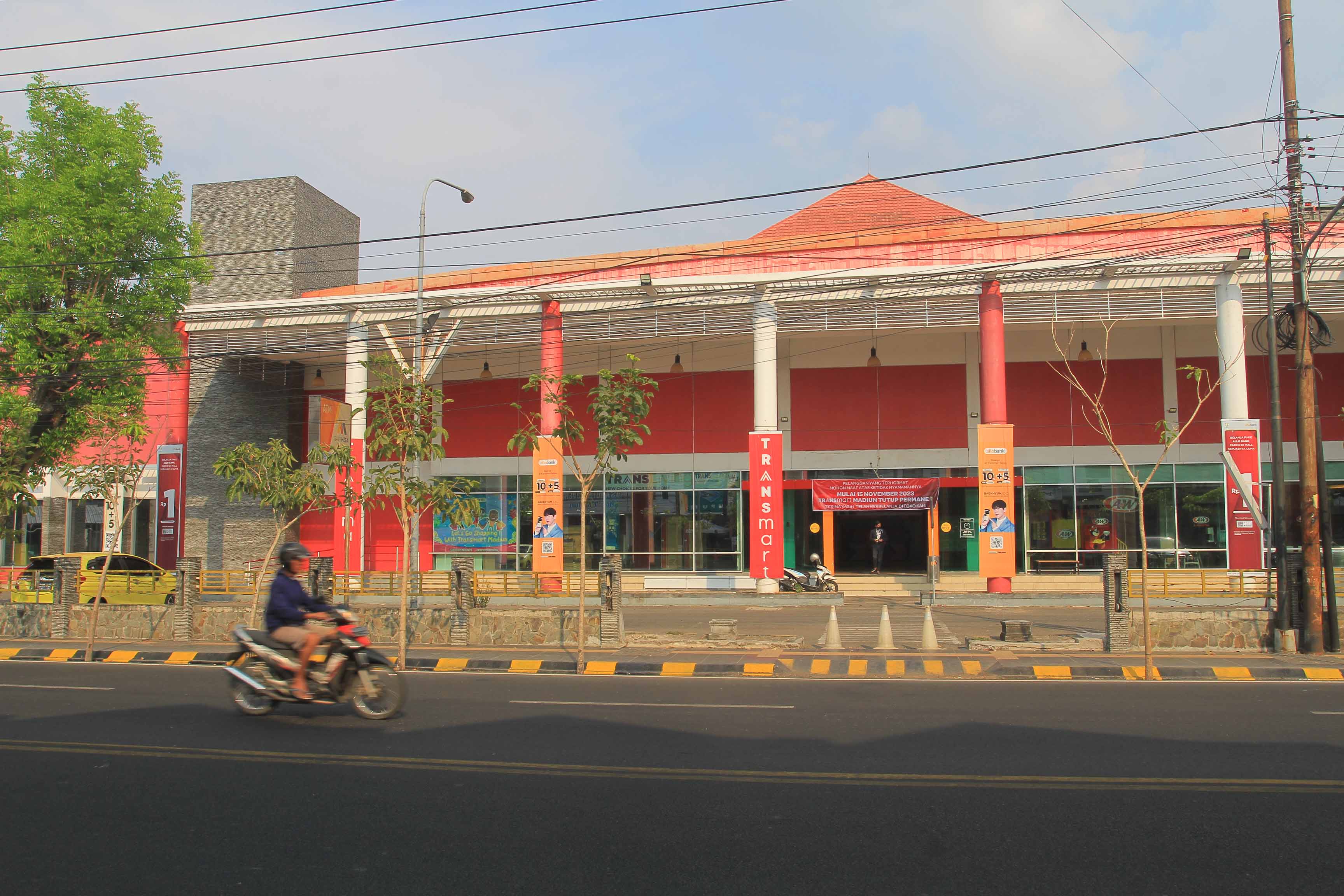 TUTUP PERMANEN: PT Kelola Tama Properti selaku pengelola Transmart Madiun mengumumkan pemberhentian operasional pusat perbelanjaan itu mulai 15 November. (BAGAS BIMANTARA/RADAR MADIUN)