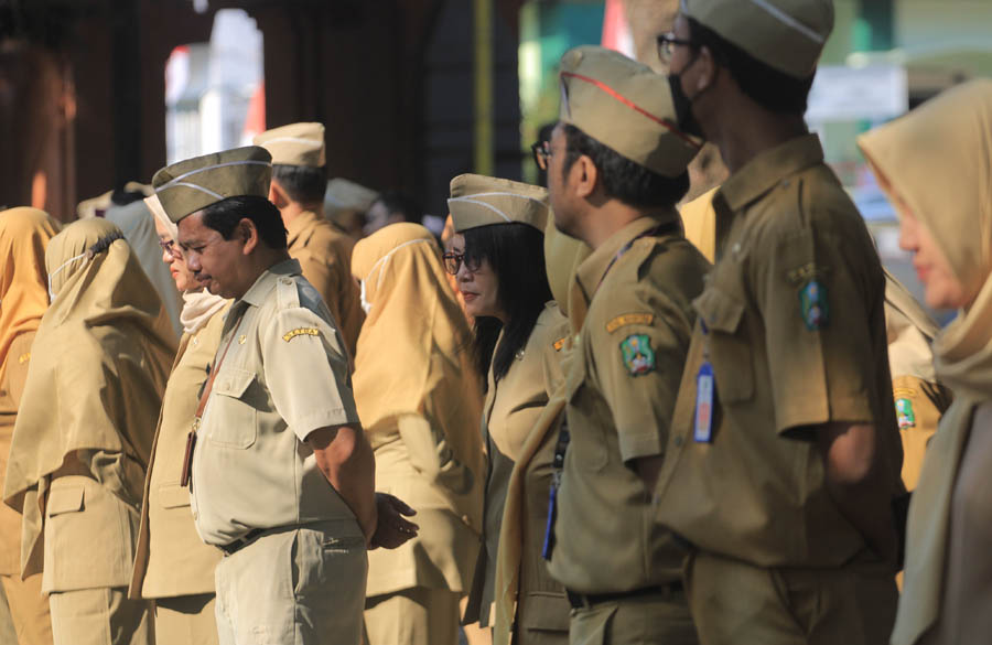 ABDI NEGARA: Aktivitas pegawai Pemkab Magetan. Hingga akhir tahun nanti ada 619 PNS pensiun. (AJI PUTRA/JAWA POS RADAR MAGETAN)
