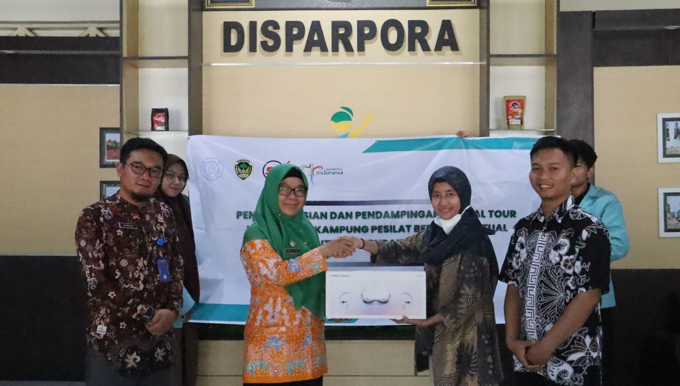 INOVATIF: Serah terima VR Grand Design Monumen Kresek oleh Tim Pengabdian TI UNS. (UNS UNTUK RADAR MADIUN)