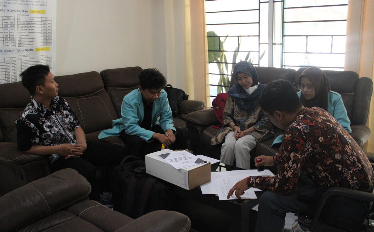 BERI DUKUNGAN: Penandatanganan dokumen serah terima dari perwakilan UNS dengan Disparpora Kabupaten Madiun. (UNS UNTUK RADAR MADIUN)