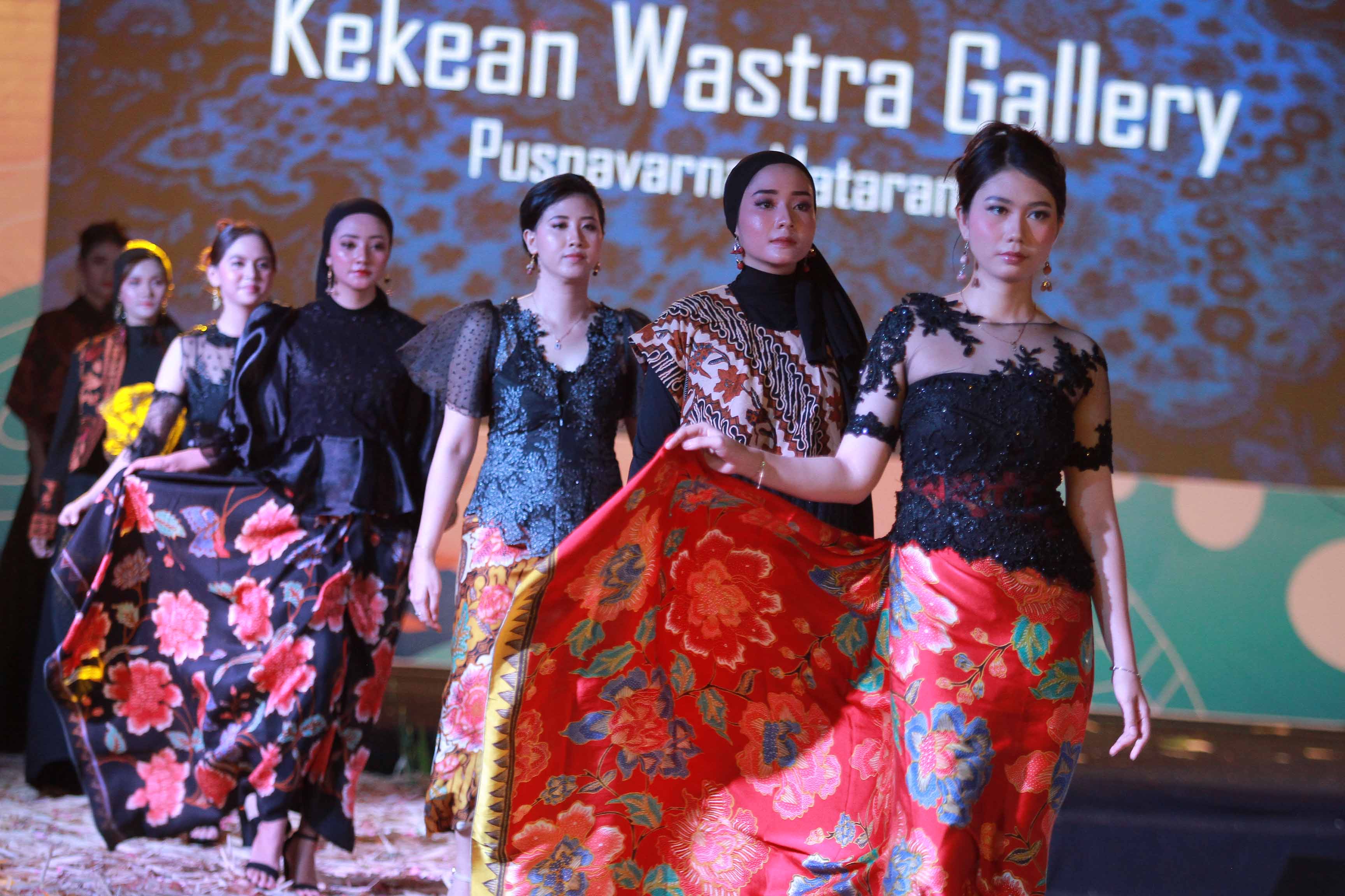 MODEL: Desain batik modern ditampilkan oleh karyawan Bank Jatim dan sejumlah siswi SMK. (BAGAS BIMANTARA/JAWA POS RADAR MADIUN)