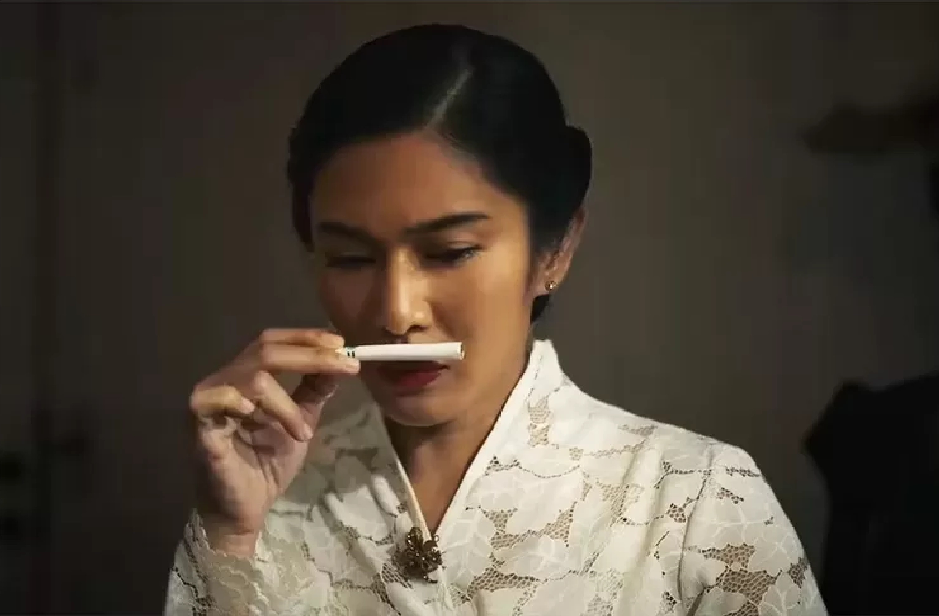 GADIS KRETEK: Dian Sastrowardoyo berperan sebagai Dasiyah atau Jeng Yah dalam seris Gadis Kretek. (ISTIMEWA)