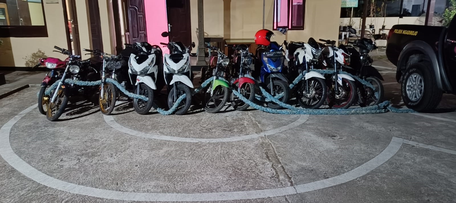 EFEK JERA: Belasan motor balap liar diamankan di Mapolsek Ngadirojo, Pacitan,&nbsp;Minggu (5/11). (ISTIMEWA)
