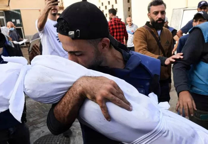 Jurnalis Palestina Mohammed Alaloul kehilangan empat anak dan saudara laki-lakinya. (AFP)