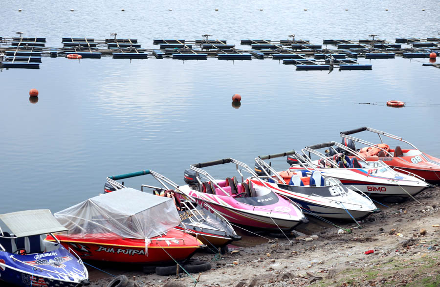 MENARIK PENGUNJUNG: Perahu speed boat menjadi salah satu andalan bagi pelaku wisata di Telaga Ngebel. (SUGENG DWI N./JAWA POS RADAR PONOROGO)