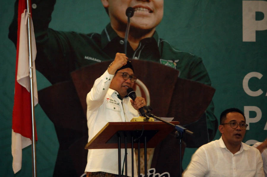 BERJUANG: Ketua DPW PKB Jatim Abdul Halim Iskandar memberikan arahan ke para caleg menghadapi Pemilu 2024 di Ngawi, Sabtu lalu. &nbsp;(SATRIO JATI WASKITO/JAWA POS RADAR NGAWI)