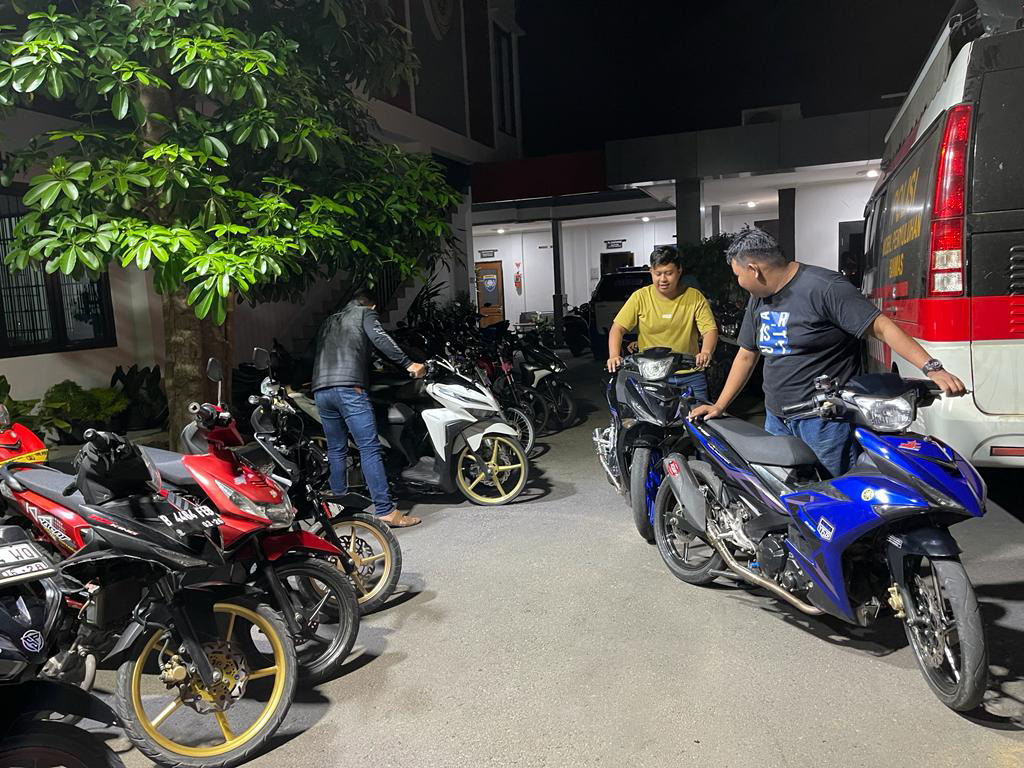 RAZIA: Polres Ponorogo bersama pemkab mengamankan puluhan kendaraan modif yang diduga digunakan balap liar Minggu dini hari (5/11).&nbsp;(SATLANTAS UNTUK JAWA POS RADAR PONOROGO)