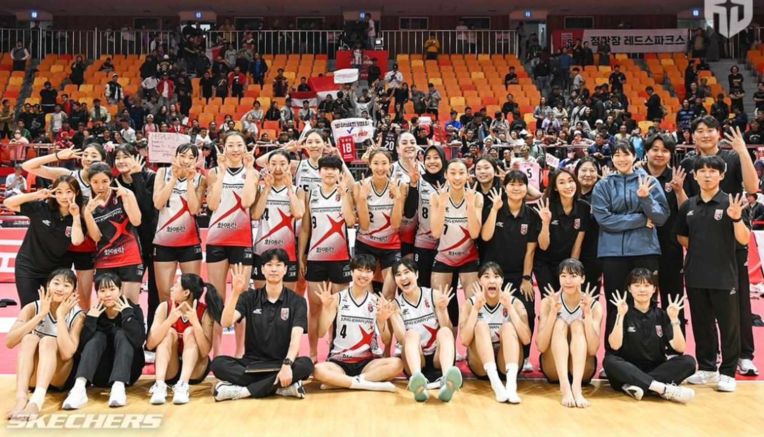 Penggawa Red Sparks foto bersama usai mengalahkan Pepper Saving Bank. Megawati cs kini di urutan tiga klasemen liga voli putri Korea 2023. (Instagram/@red__sparks)