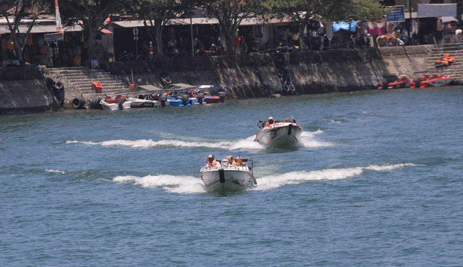 SUASANA TELAGA SARANGAN: Pihak satpol PP setempat tak temukan pemancing dalam operasi kemarin. (DOKUMEN/JAWA POS RADAR MAGETAN)