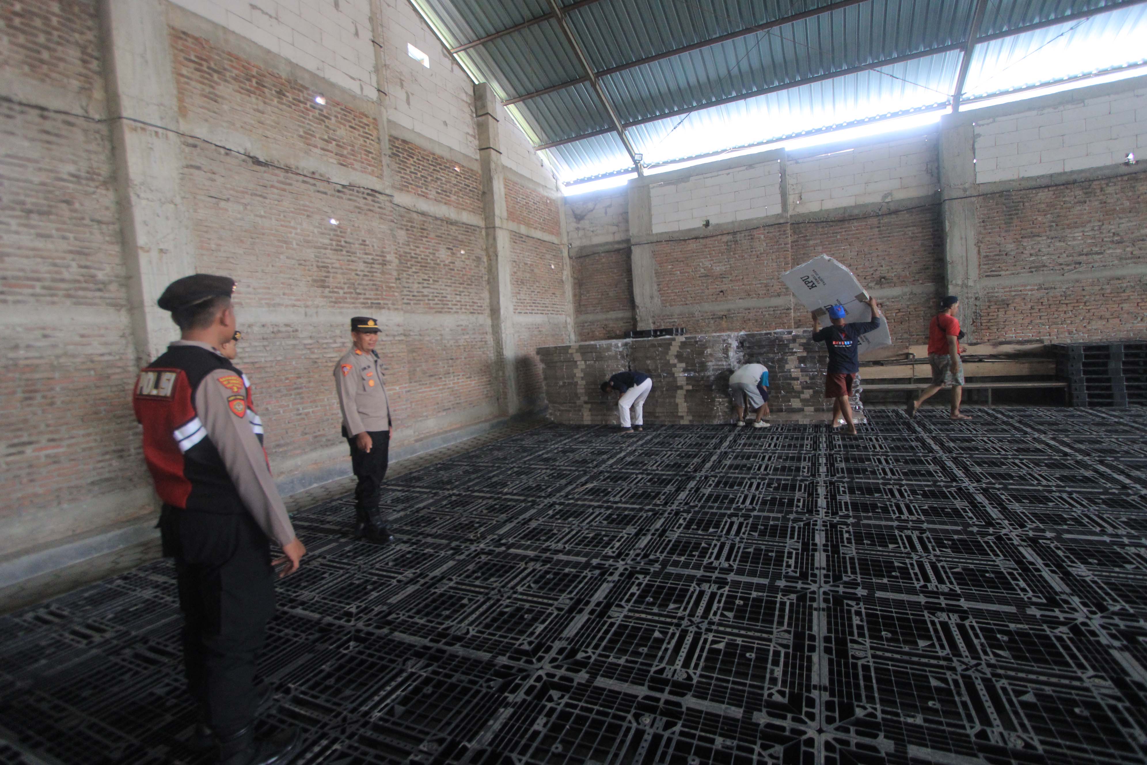 JAGA LOGISTIK PEMILU:&nbsp;Polres Magetan tugaskan enam personel berjaga di gudang penyimpanan peranti coblosan.&nbsp;(AJI PUTRA/JAWA POS RADAR MAGETAN)&nbsp;