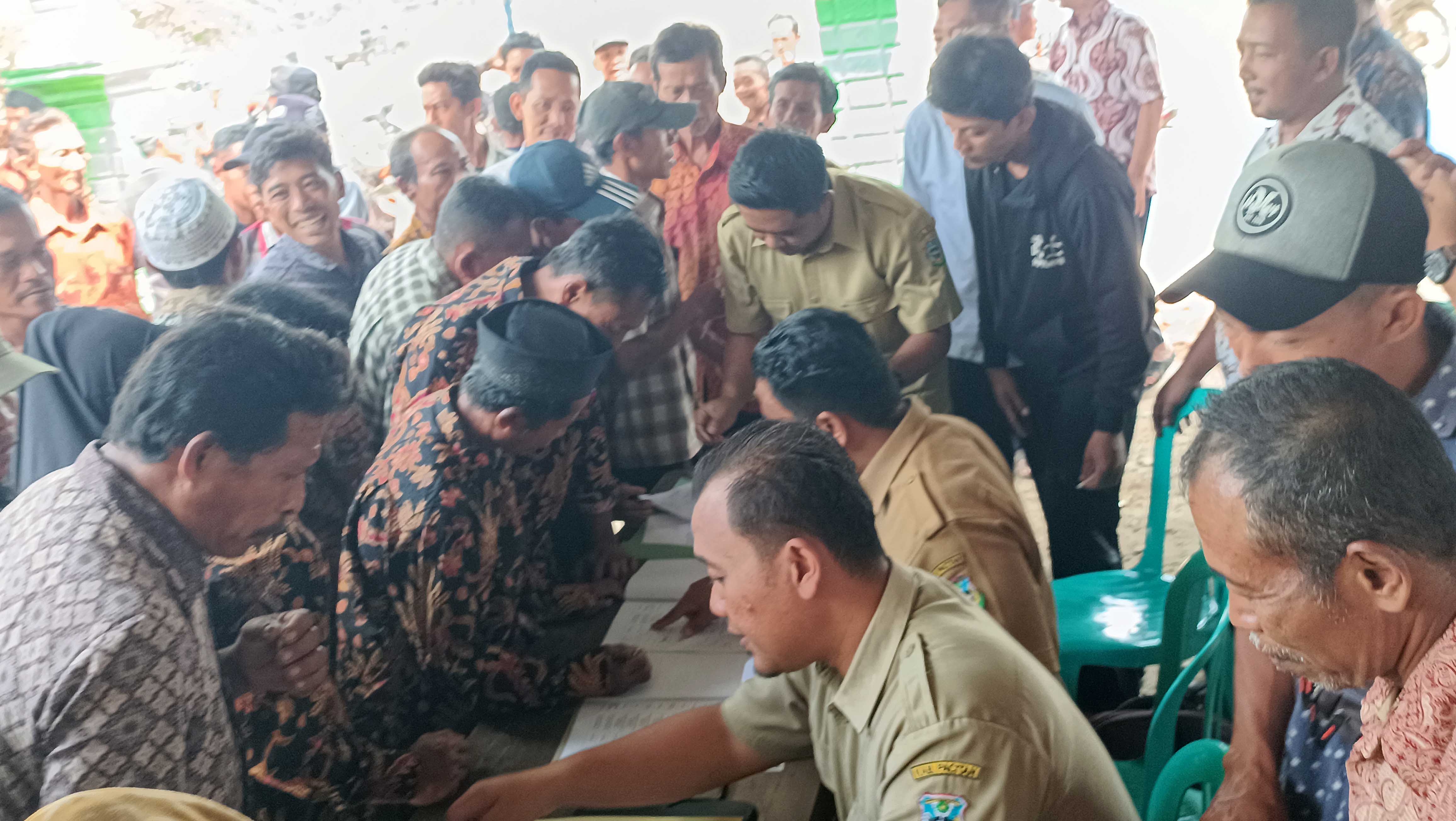 COOLING SYSTEM : Penyerahan insentif untuk Ketua RT-RW dari Pemkab Pacitan di Desa Pagutan, Arjosari, Pacitan, Kemarin (7/11).&nbsp;(NUR CAHYONO/JAWA POS RADAR PACITAN)