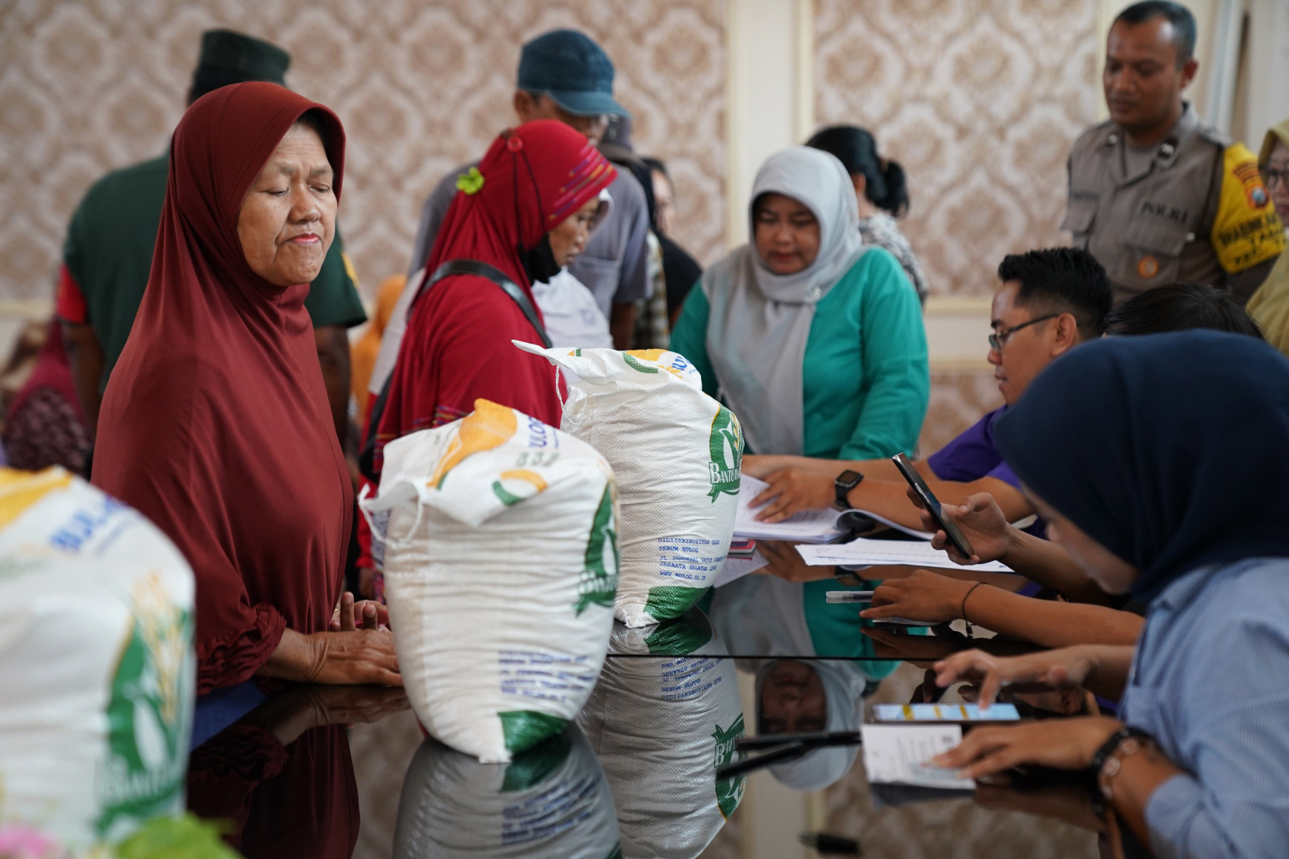 LOGISTIK: Penyaluran bantuan pangan CBP dilakukan Kantor Pos Cabang Madiun di Kelurahan Taman kemarin (7/11).&nbsp;(DISKOMINFO UNTUK JAWA POS RADAR MADIUN)