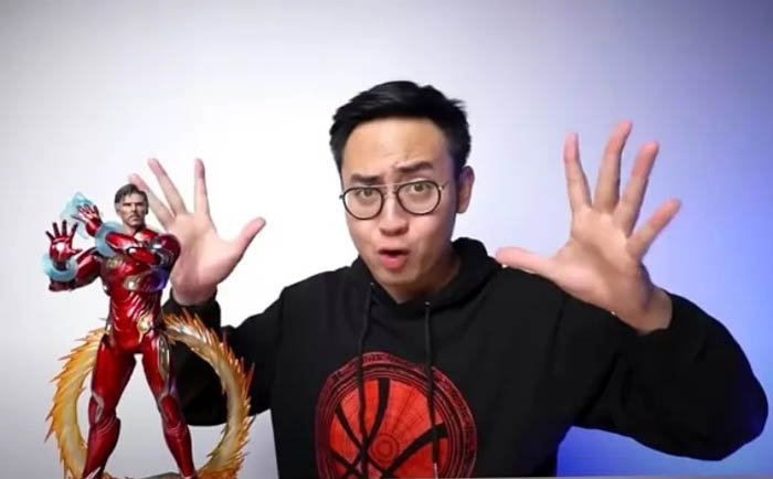 Medy Reynaldi unboxing dan review Hottoys Iron Strange. (sumber : akun YouTube @Medy Renaldy)