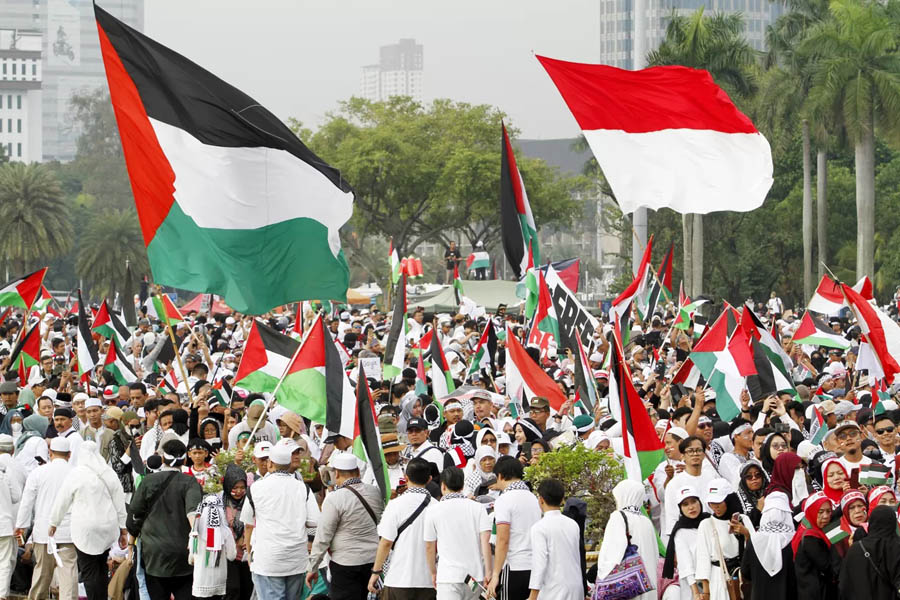 Ribuan massa aksi bela Palestina memadati kawasan silang Monumen Nasional (Monas), Jakarta, Minggu (05/11/2023). (DERY RIDWANSAH/JawaPos.com)