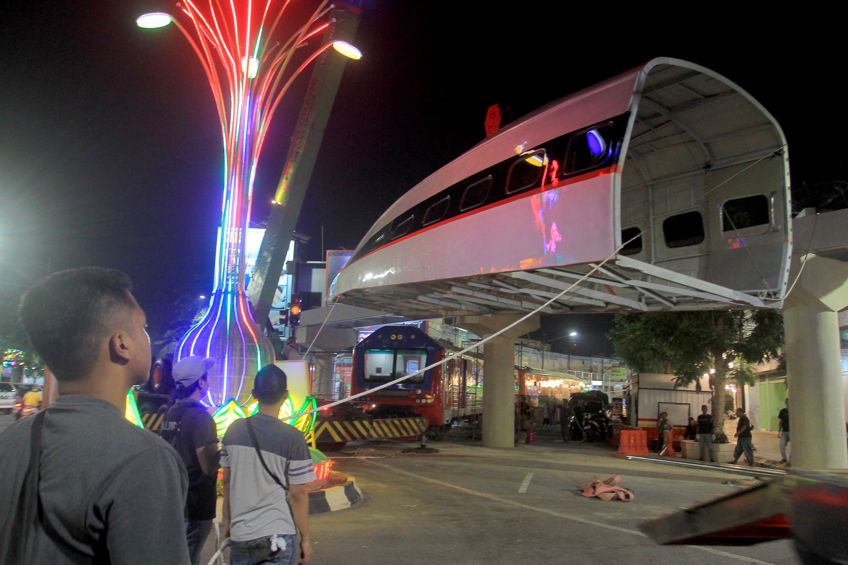 MEWAH: Rangkaian KCJB dipasang di atas pilar penyangga di kawasan Bogowonto Culinary Center pada Senin (6/11) malam lalu.&nbsp;(BAGAS BIMANTARA/JAWA POS RADAR MADIUN)