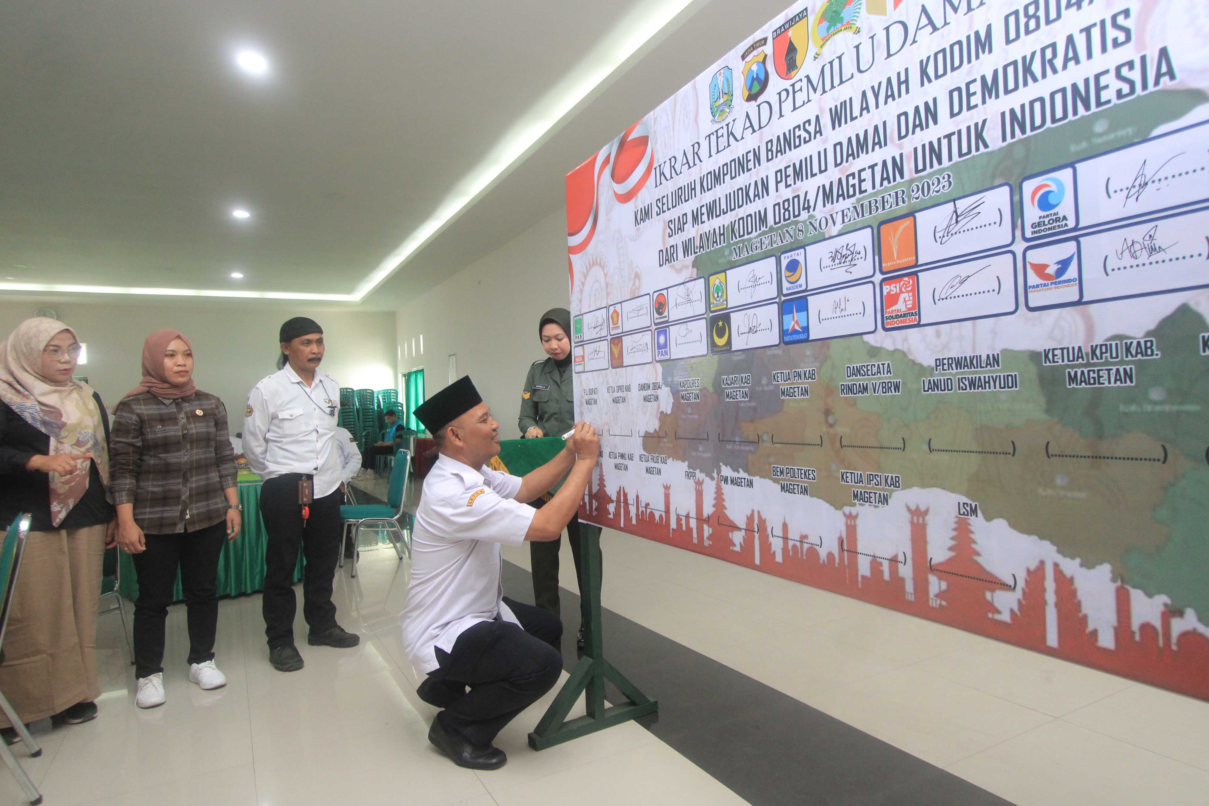 UNTUK PEMILU DAMAI: Pj Bupati Magetan Hergunadi menandatangani deklarasi pemilu damai di aula kodim setempat kemarin.&nbsp;(AJI PUTRA/JAWA POS RADAR MAGETAN)&nbsp;