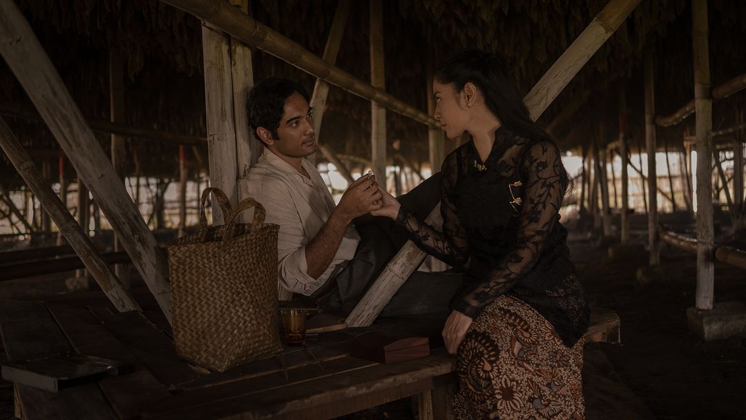 ROMANTISME: Sebagian adegan romantis Dian Sastro dan Ario Bayu dalam serial Gadis Kretek. (Instagram Netflixid)