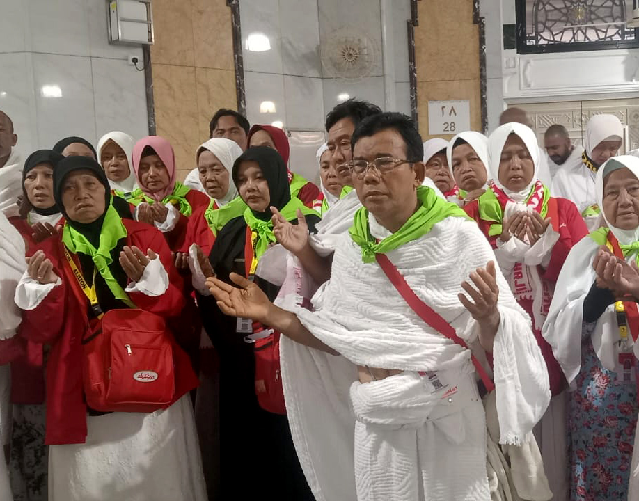 LAYANAN PRIMA: KH M Sutoyo memberikan bimbingan ibadah selama melaksanakan umrah di Makkah dan Madinah.&nbsp;(SUTOYO UNTUK RADAR MADIUN)