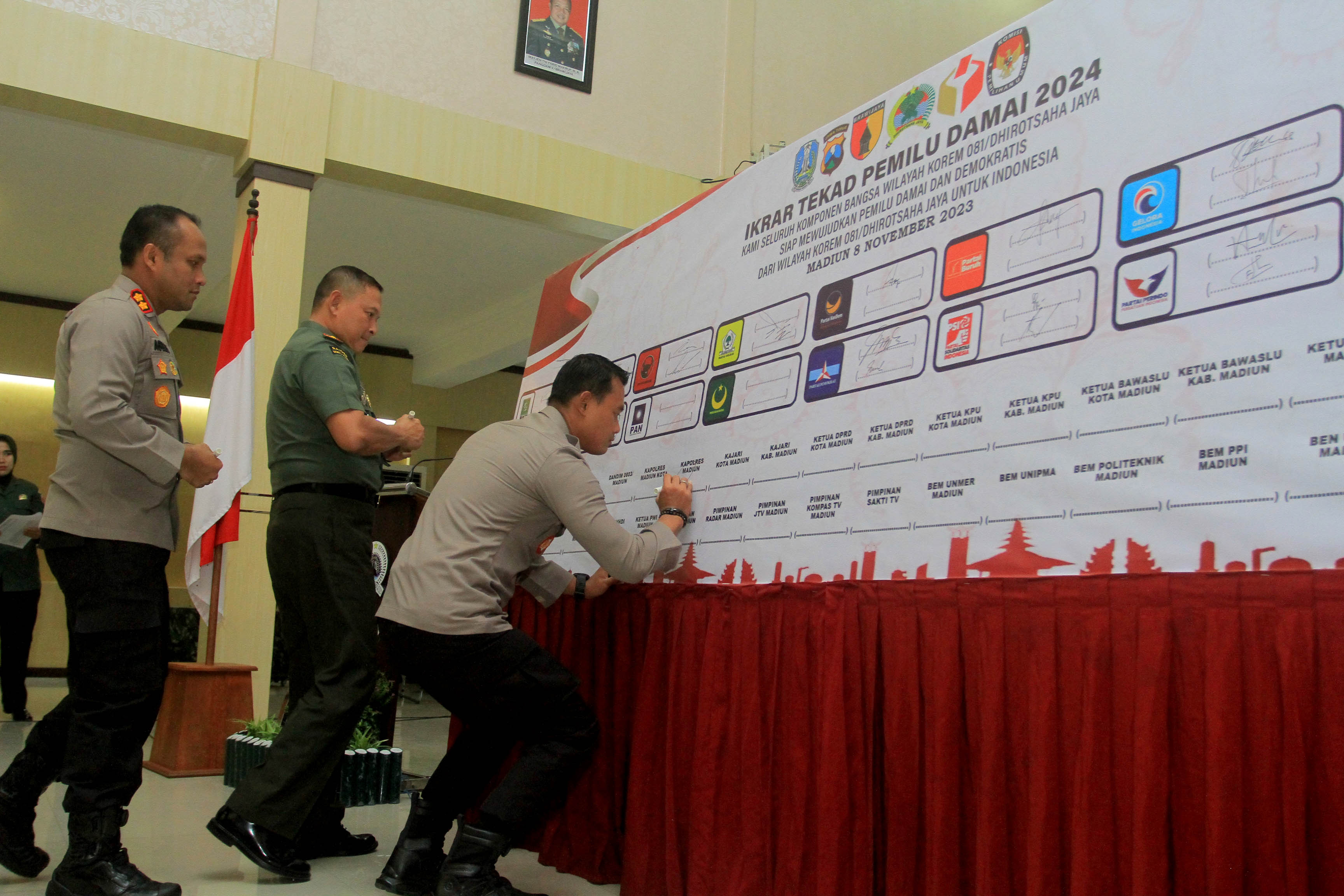 IKRAR: Korem 081/DSJ, kepolisian se-Madiun Raya, berikut partai politik (parpol), Bawaslu, KPU dan media massa mendeklarasikan pemilu damai 2024 kemarin (8/11).&nbsp;(BAGAS BIMANTARA/JAWA POS RADAR MADIUN)