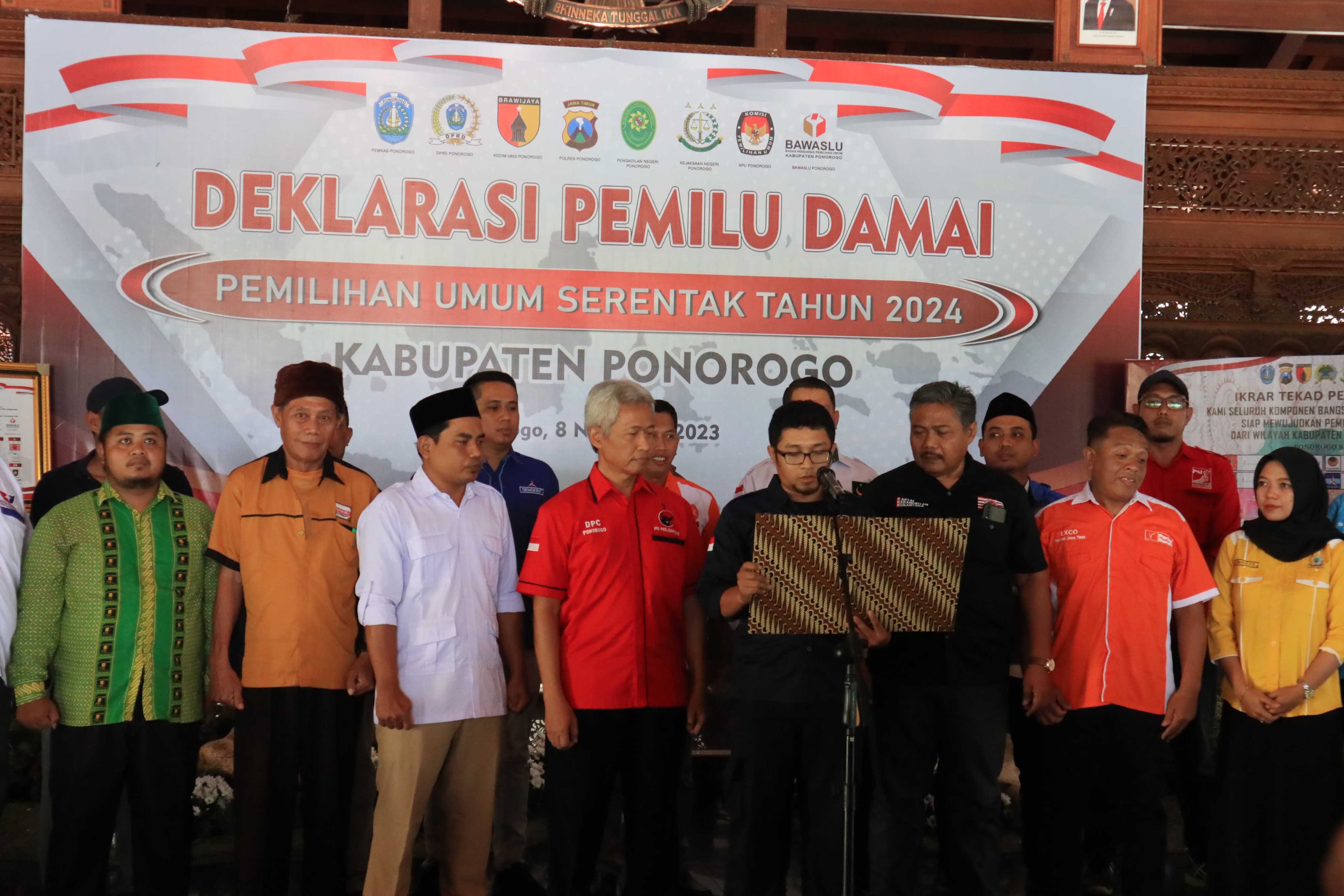 KOMITMEN BERSAMA: Perwakilan parpol di Ponorogo mengucapkan ikrar Pemilu damai di Pendapa Pemkab setempat kemarin (8/11).&nbsp;(SUGENG DWI N./JAWA POS RADAR PONOROGO)