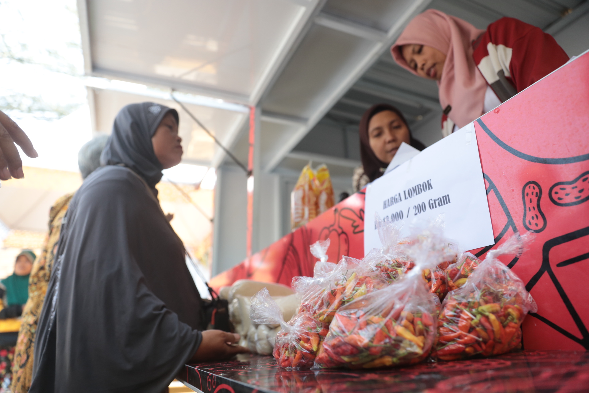 MURAH: Disdag Kota Madiun membuka wartek di sejumlah titik. Cabai rawit menjadi komoditas bahan pangan yang disubsidi Pemkot Madiun.&nbsp;(DISKOMINFO FOR JAWA POS RADAR MADIUN)&nbsp;