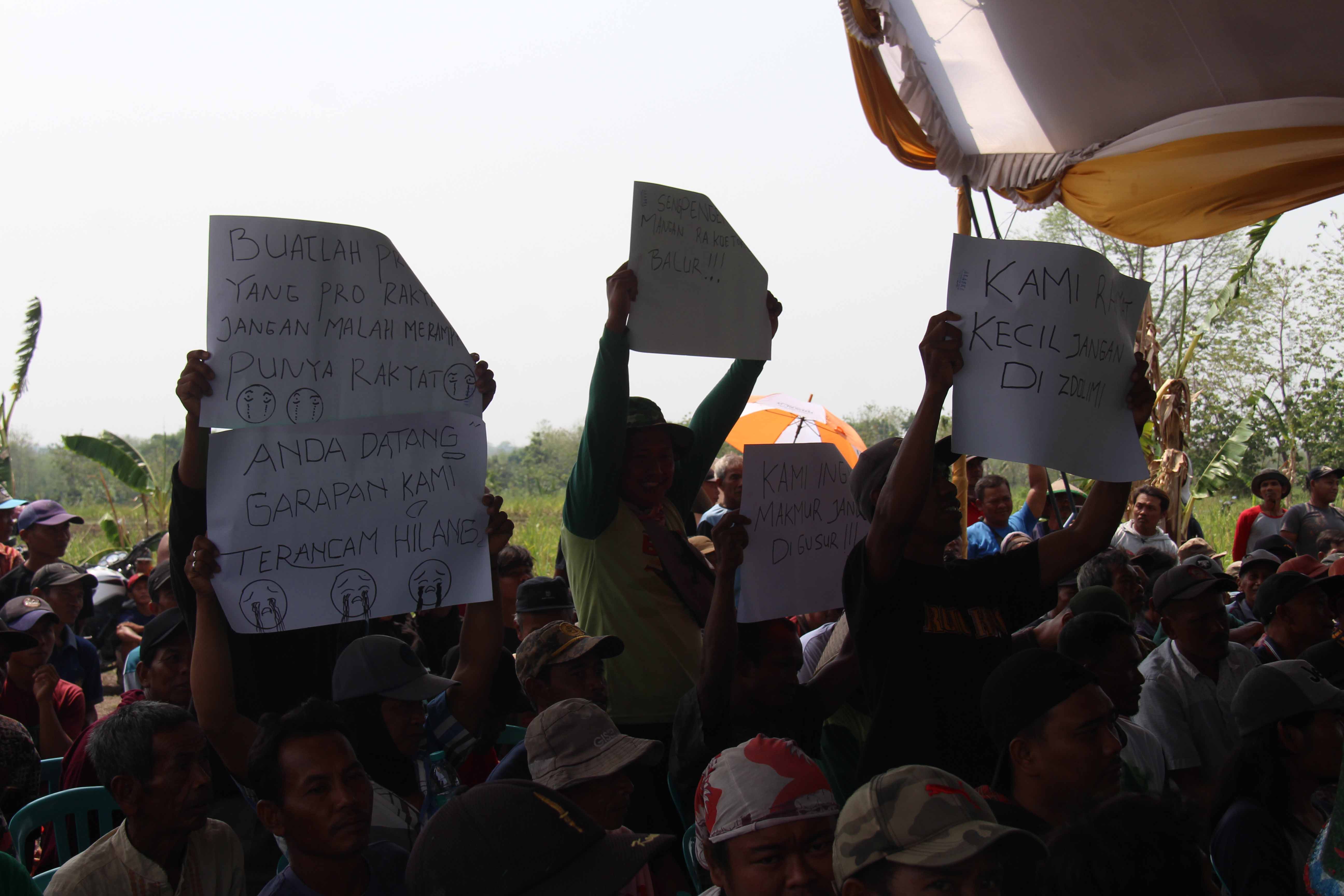 UNRAS: Ratusan pesanggem menggelar unras memprotes program Blue Carbon Initiative yang akan dilaksanakan UGM di wilayah hutan yang mereka kelola, Kamis (9/11).&nbsp;(ASEP SYAEFUL/RADAR NGAWI)