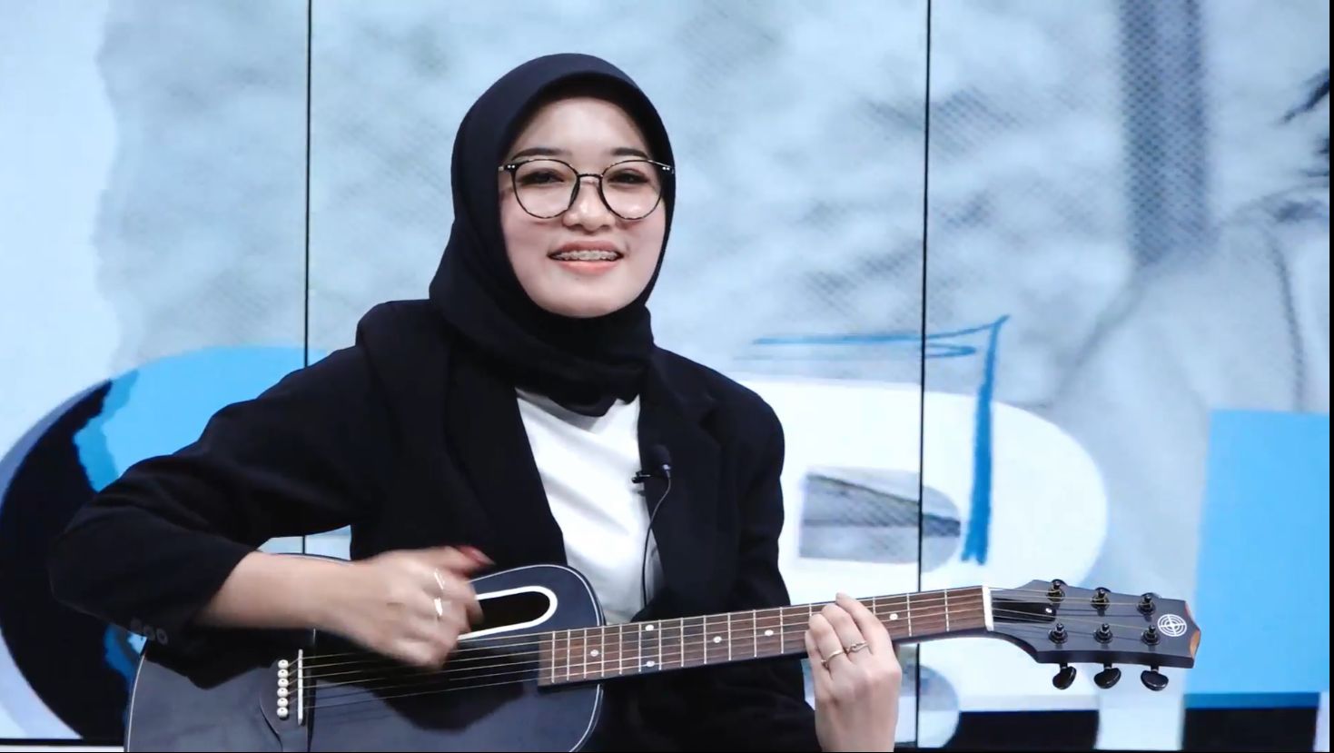 Novi Aprilia, penyanyi cover viral dari Ponorogo (TEGAR RUKMANA/RADAR MADIUN)