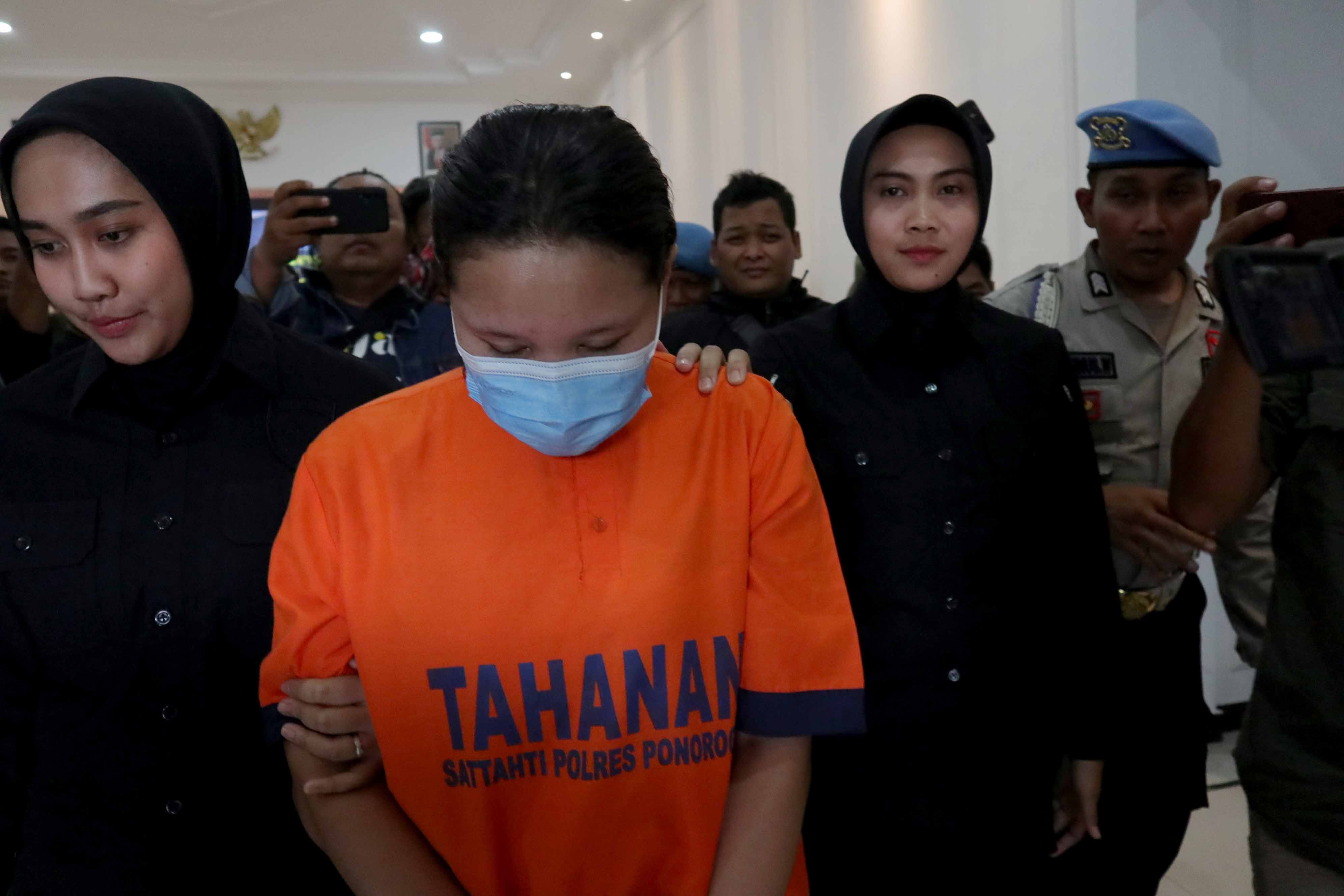 TERTUNDUK: Yunita Musa&rsquo;ad, tersangka kasus perampokan dan pembacokan di hotel kawasan telaga Ngebel, digiring polisi, kemarin (9/11), (SUGENG DWI N./JAWA POS RADAR PONOROGO)