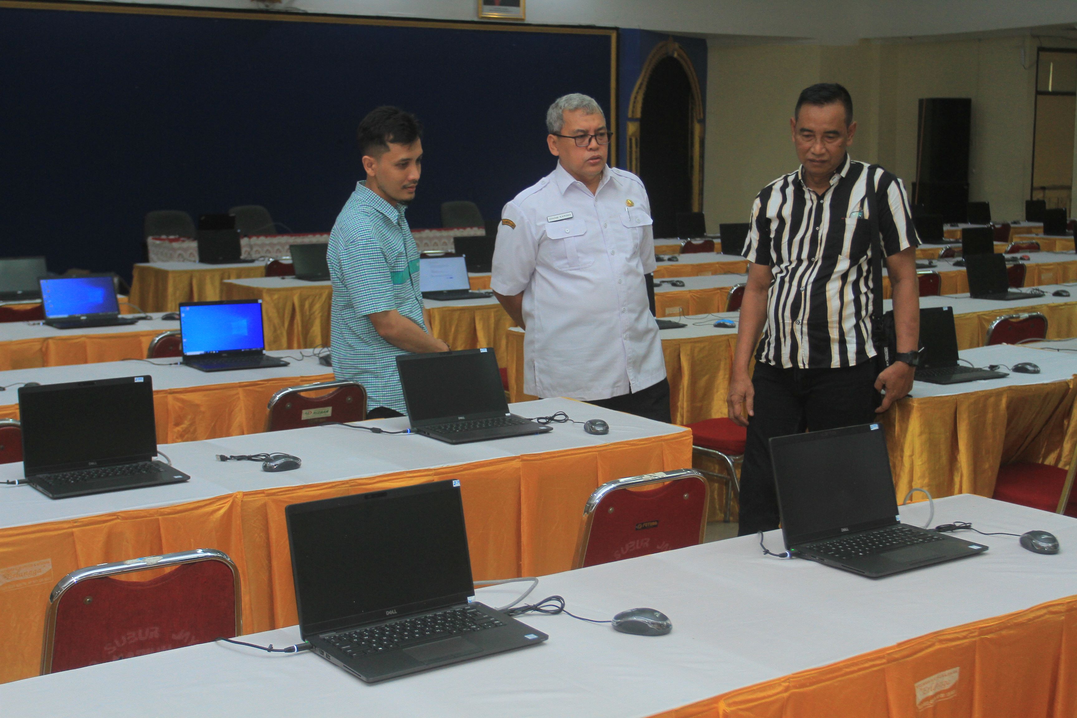 CEK RICEK: Kantor Regional II Badan Kepegawaian Nasional (BKN) Surabaya memastikan kesiapan sarana dan prasarana seleksi CPPPK di Wisma Haji Kota Madiun, Rabu (8/11). (BAGAS BIMANTARA/RADAR MADIUN)