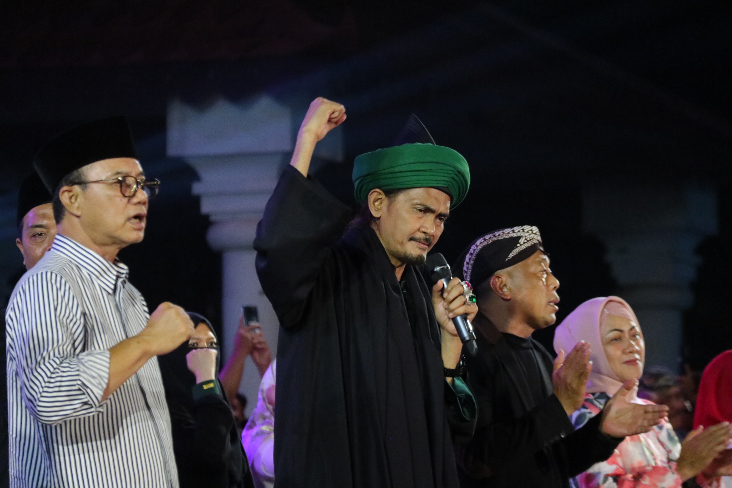 Ketua Tim Pemenangan Ganjar Jatim, Budi Kanang Sulistyono,&nbsp;KH. M. Ali Shodiqin atau Gus Ali Gondrong, dan Bupati Ponorogo Sugiri Sancoko saat acara Haul 10 Tahun Mafia Salawat di Alun-alun Ponorogo.