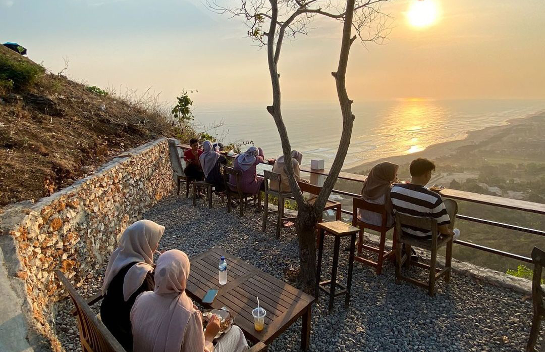 Bukit Paralayang Watugupit (Instagram/@kedaianginlaut)