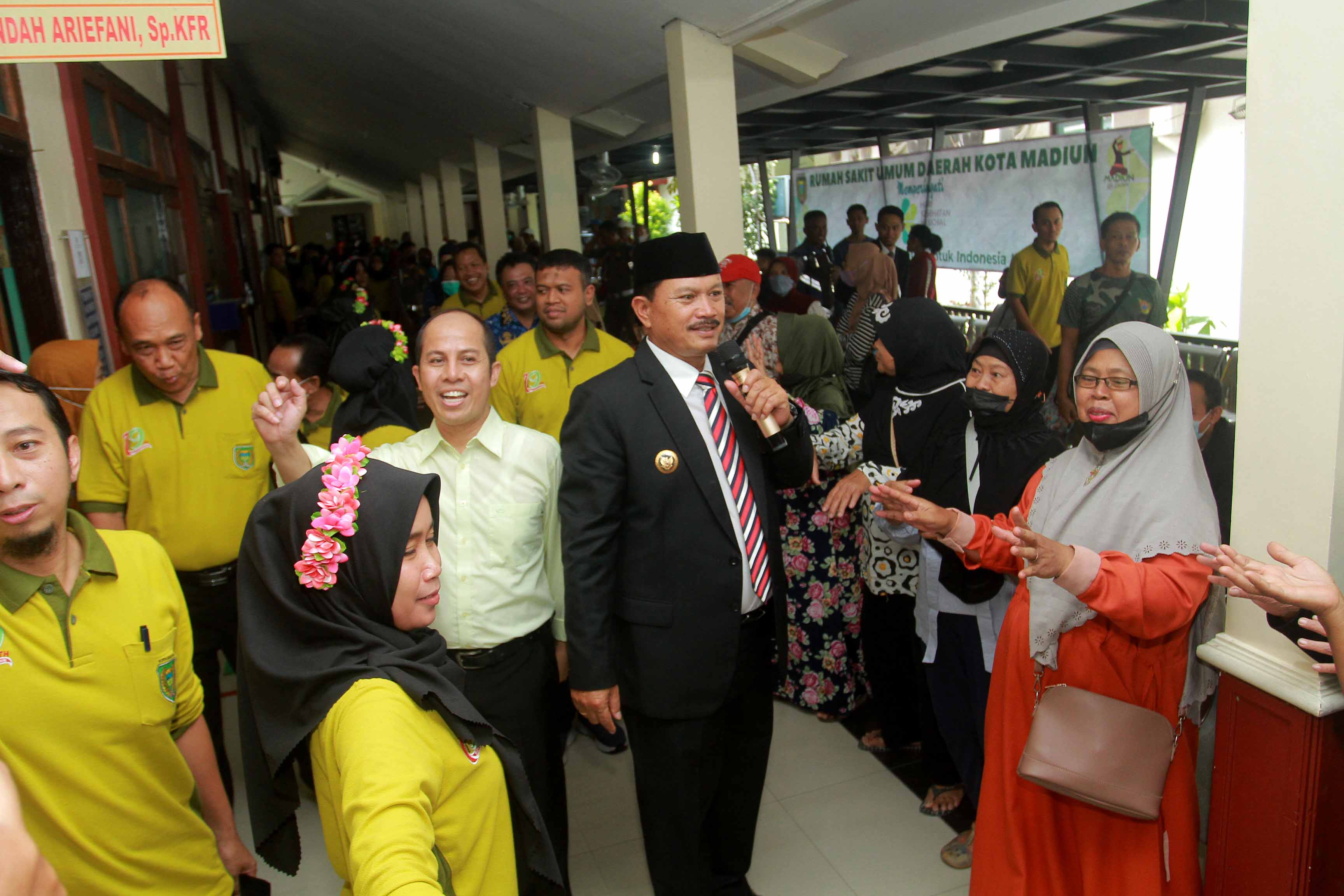 SEHAT: Wali Kota Maidi bersama Direktur RSUD Kota Madiun dr Muhammad Nur mengikuti senam bersama sekaligus membagikan bingkisan dalam peringatan HKN ke-59 kemarin.&nbsp;(BAGAS BIMANTARA/RADAR MADIUN)