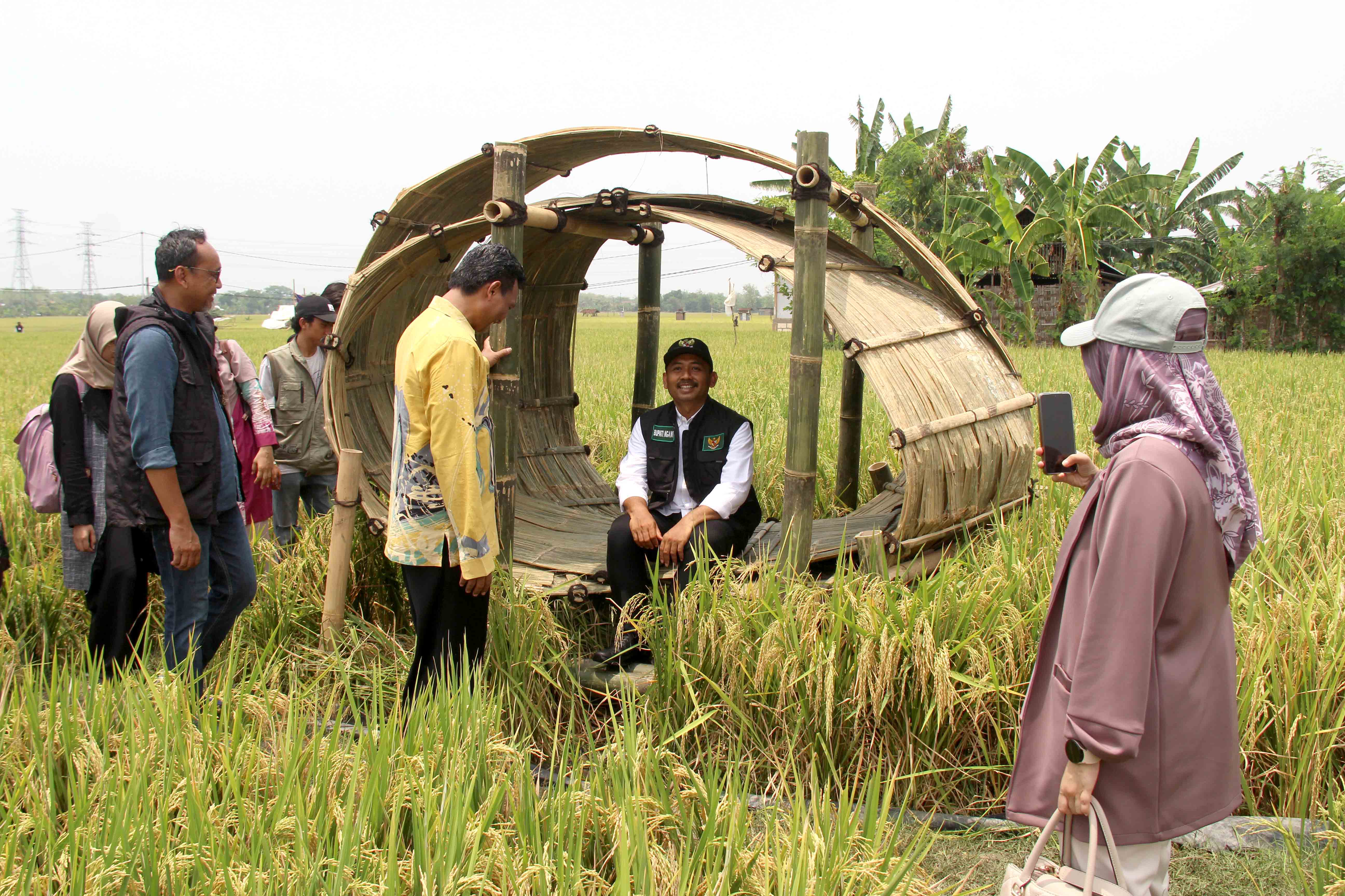 KAGUM: Bupati Ony Anwar Harsono menyambangi salah satu instalasi seni Archifarming.&nbsp;(ASEP SYAEFUL BACHRI/RADAR NGAWI)